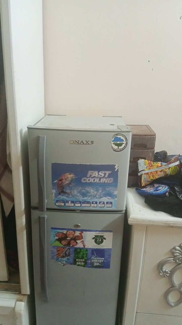 السلام عليكم ورحما الله وبركاته ثلاجة نضيفة وشغالة سعر250 الف وبيها مجال للستفسار*********** مكان الناصرية حي الجوادين
