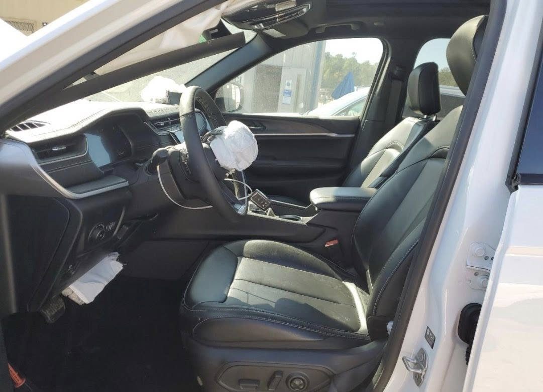 السلام عليكم للبيع جيب كراند شيروكي خمسة راكب موديل 2025 لمتدد بانوراما داخل جلد شغالة السيارة واصل منفذ طريبيل بأسمي بدون تصليح موعد الوصل 2026/3/10
للاستفسار
 *********** 
                  *********** 
السعر 240
