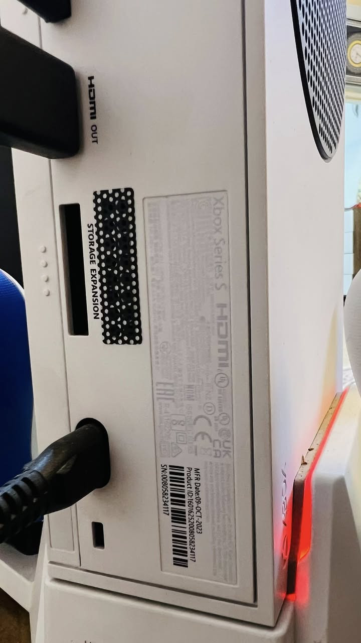 Xbox series S (512g)  سبب البيع لعدم التفرغ ملحقات كامله وبي هدايه اضافيه مجانا سعر 420 اصدار  23 تواصل ***********
