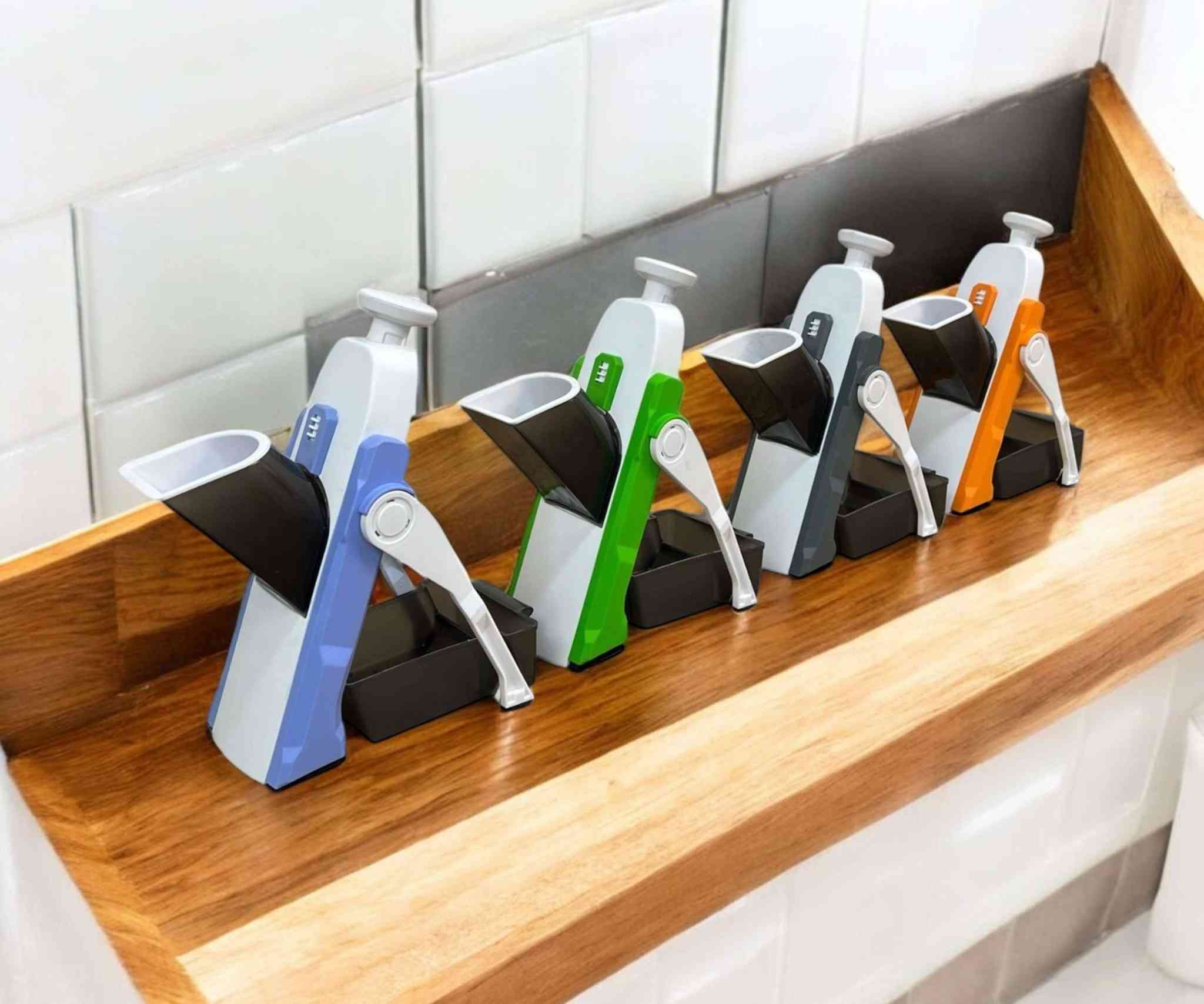 قطاعة الخضروات العمودية

الاستخدامات:

تقطيع وسحق الخضروات مثل البطاطس، الجزر، الخيار، والبصل بسهولة وسرعة.

مثالية لتقطيع الفواكه بأنماط مختلفة مثل الشرائح الرفيعة، الأعواد، والمكعبات.

مناسبة لإعداد السلطات، الوجبات الصحية، أو تجهيز المكونات للطهي.

المميزات:

تصميم آمن: مزودة بآلية دفع تمنع ملامسة اليدين للشفرة أثناء الاستخدام، مما يقلل من خطر الإصابة.

تقطيع متعدد الأحجام: إمكانية ضبط سمك التقطيع من 0.5 ملم إلى 8 ملم حسب الحاجة.

سهولة الاستخدام: لا تحتاج إلى كهرباء، مما يجعلها عملية للاستخدام في أي مكان.

مرفقات إضافية: تتضمن وعاء لجمع المكونات بعد التقطيع، بالإضافة إلى أدوات دفع وتحريك للمزيد من الراحة.

متينة وسهلة التنظيف: مصنوعة من مواد عالية الجودة تضمن الاستخدام الطويل، مع سهولة في التفكيك والغسيل.

الملاحظات:

يفضل استخدام المفرمة على سطح مستوٍ لضمان الثبات أثناء التقطيع.

يجب غسلها وتجفيفها جيدًا بعد كل استخدام للحفاظ على نظافتها وكفاءتها.

غير مناسبة لتقطيع اللحوم أو المواد القاسية جدًا مثل الجوز أو العظام.
#اجهزه


**إذا كنت صاحب هذا الإعلان وتريد حذفه لأي سبب، رجاءا أرسل رسالة إلى الدعم الفني**