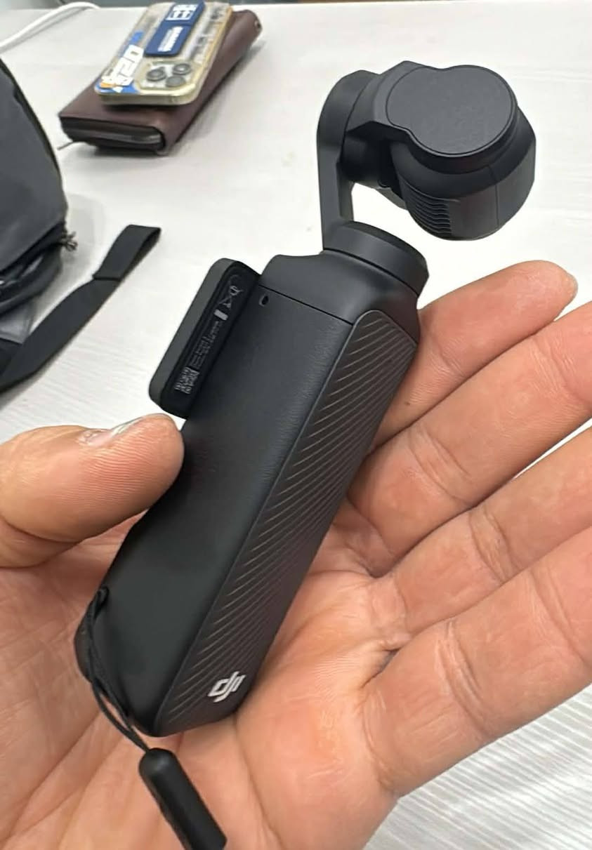 ازومو بوكت 3
من شركة عالمية DJI 
قطعة حيل نظيفة و استخدام جم مره يعني اخت الجديدة 
 🎥 تصور 4K بدقة قوية وتفاصيل تخبل
🌙 أداءها بالليل ممتاز، حتى بالإضاءة الضعيفة تطلع الصورة نظيفة
🌀 بيها جيمبل مدمج 3 محاور يعني الفيديو ثابت حتى لو تمشي أو تركض
🎤 بيها مايكات احترافية والصوت واضح بدون وجع راس
📱 شاشتها تدور بسرعة حتى تصور أفقي وعمودي للريلز والتيك توك
تصور فلوق
محتوى سوشال ميديا
أعراس ومناسبات
أو حتى تسوي محتوى احترافي وانت مسافر
هاي الكامرة تسهّل عليك كلشي 👌
الميزة الحلوة؟
تفتحها وتشتغل فوراً… ماكو تعقيد، ماكو وزن ثقيل، بس إبداع ✨
يجي ويا نك مايك و + قاعدة شحن+ ترا بود


**إذا كنت صاحب هذا الإعلان وتريد حذفه لأي سبب، رجاءا أرسل رسالة إلى الدعم الفني**