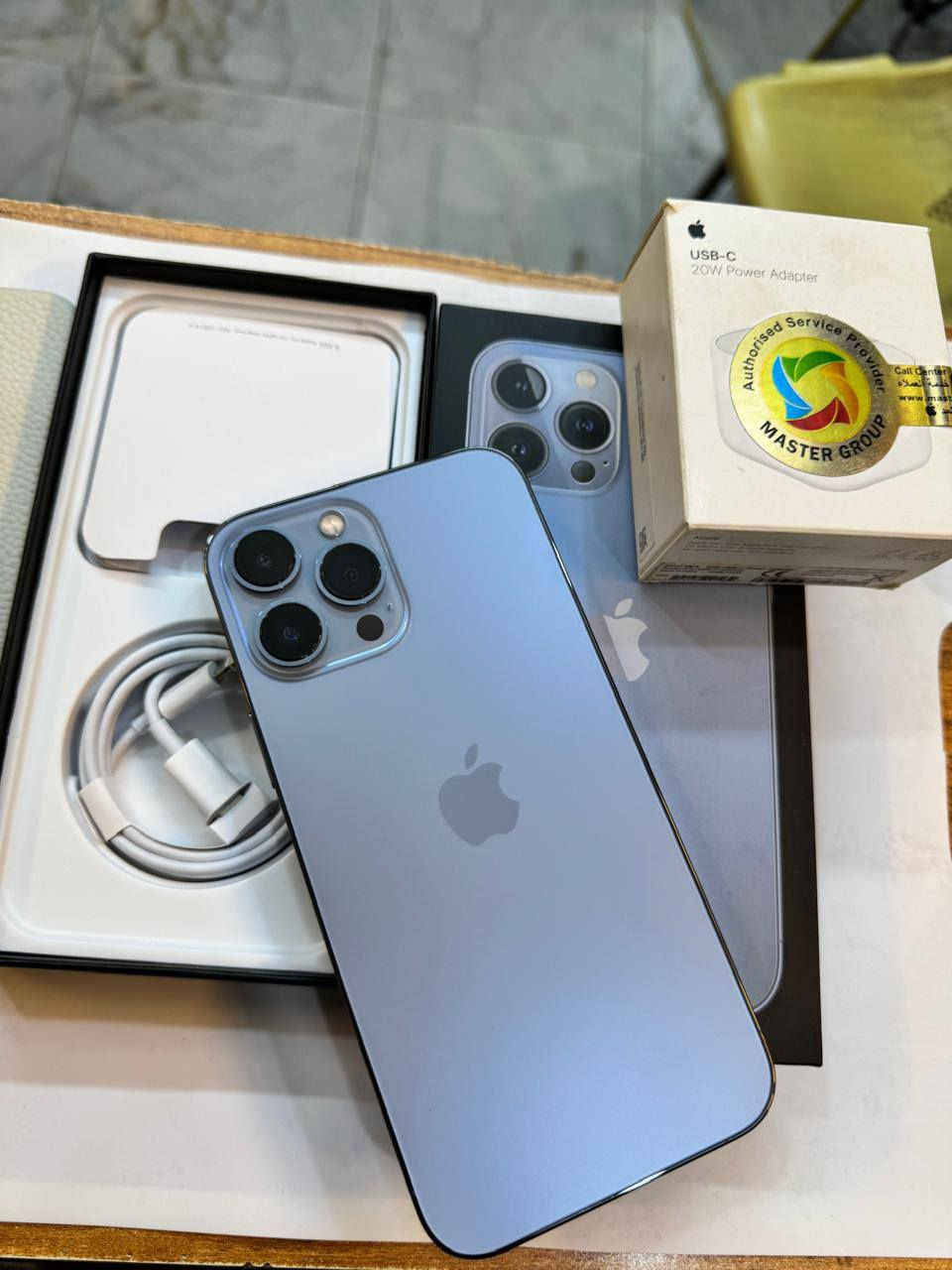 ايفون 13 برو ماكس 256 ذاكرة
بطارية 95‎%‎
نضافة 100‎%‎
كامل ملحقات الاصلية شركة ماستر 
اصلي وبيه ضمان لوكالة 
استخدام قليل
السعر مناسب
***********
العنوان القطاع شارع السوك مجاور عوينات الكرار 
مركز الشمس
