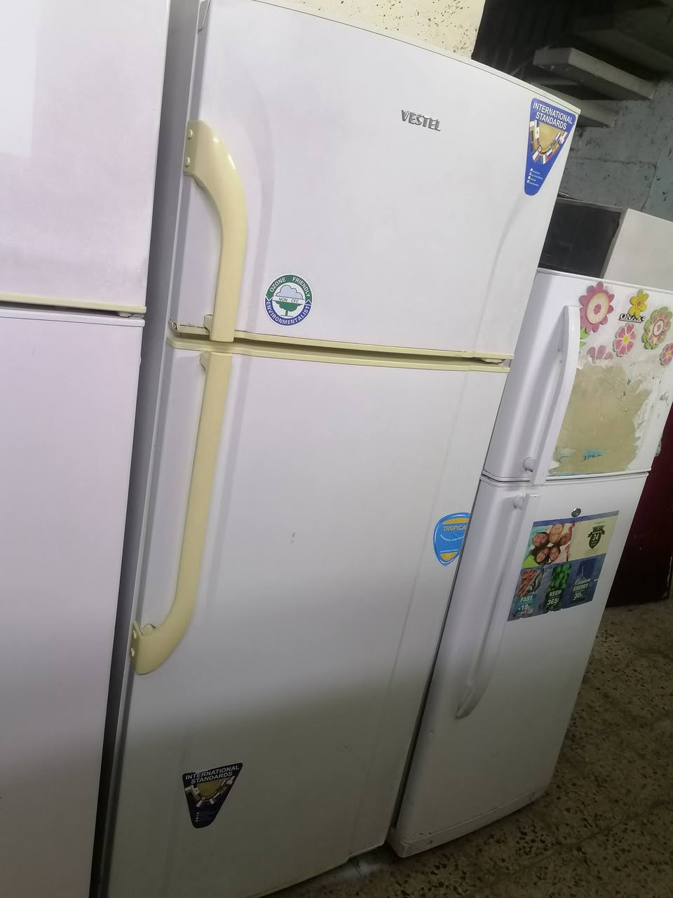 ثلاجات ومجمدات للبيع كلة نظيف بحالة جيدة جدا وكلة تركي الاصلي والاسعار مناسبه وبيهن مجال للطيبين المكان بغداد مدينة الصدر الشراي يتصل علة الرقم ***********
