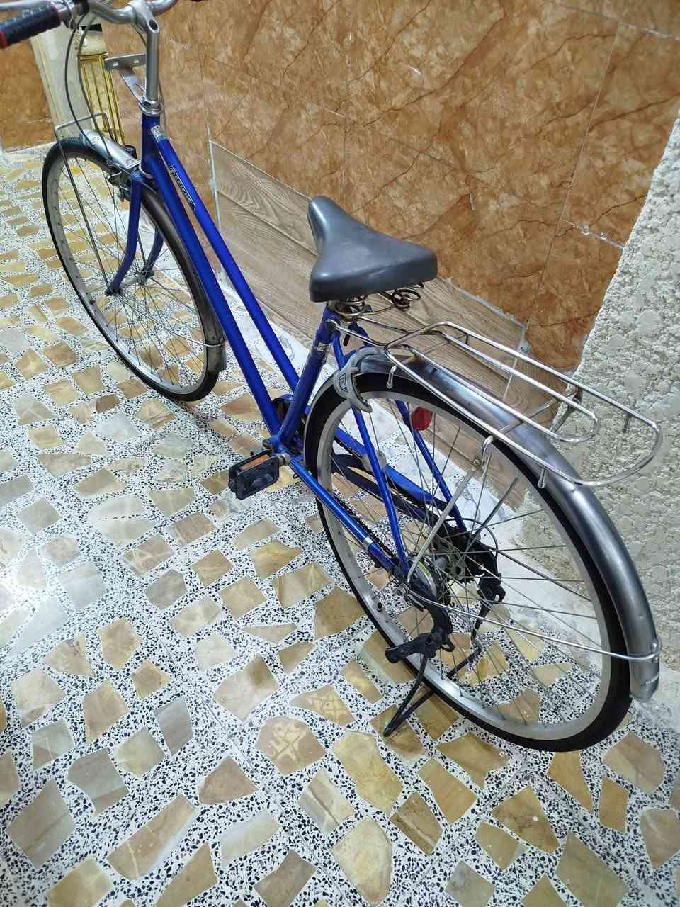 سلام عليكم بايسكل ياباني حجم 27 نضيف جدا مكاني بغداد جميله هاتف ***********
