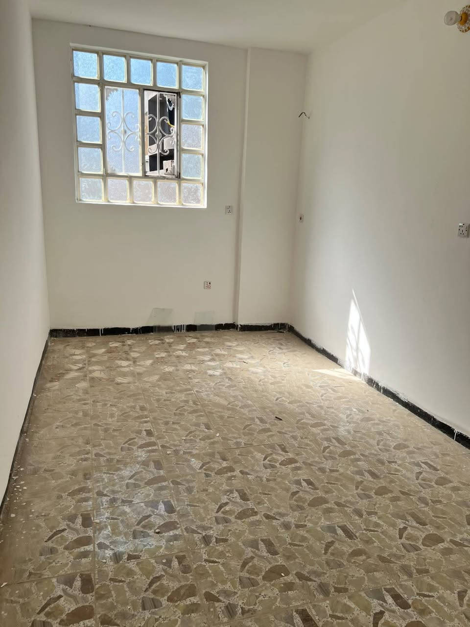 بيت 50 متر طابق واحد يتكون من غرفه وصاله ومطبخ صغير وصحيات
كنطرة السلام شارع المدرسي بالبداية يم اسواق ابو محمد ( طابو زراعي قرار محكمة) عرض الشارع ٧ متر
كهرباء وماء ومجاري وخدمات كاملة 
السعر ٤٣ وبي مجال 
***********
