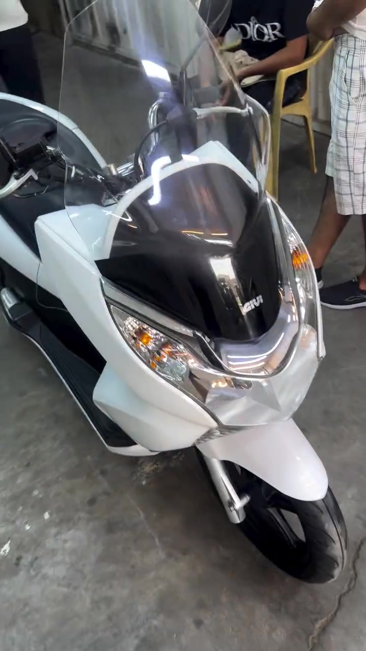 السلام عليكم
PCXجيل اول    125
دراجه صارلها سبوع نازله رمبه 
دراجه نضيفها ومكفوله كفاله عامه تجي تأخذها من باب لبيت صارت عليه ب18 
دراجه قفلها من الأخير بدون ماتعبك وتعبني 15 قفل موجوده اوراقها 
مكاني بغداد مدينه الصدر 
رقم ***********
