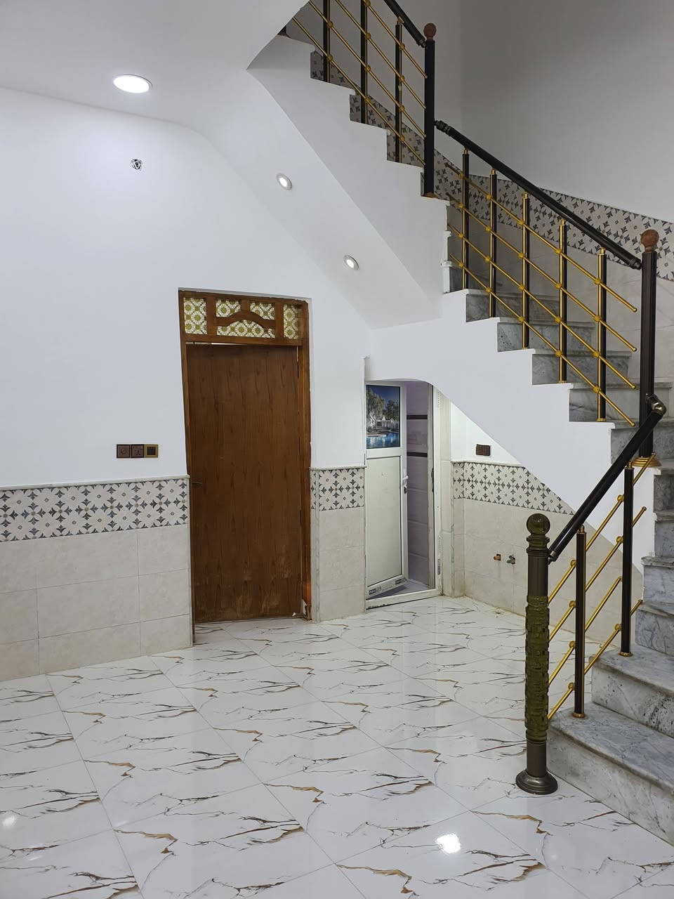 بيت ١٠٠ متر بحي الغدير الولى من فلكة القاضي وأول فرع نهايت الفرع السعر ب110 وبي مجال
***********
