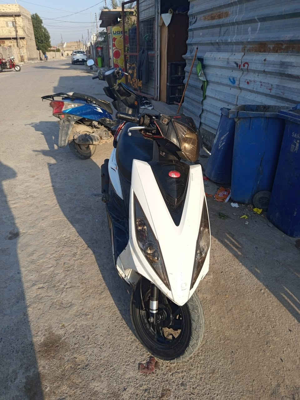 سلام عليكم دراجة 120 ماكس مضلع
الدراجة طفت بية واعتقد باتري لو. بلك مااعرف بيهن الله شاهد 
المهم ابيع الدراجة كوم حديد بس اني اكلك ما تكلفك 20 الف بس
الدراجة مامفتوحة مكينة ناعمة كلشي بية شغال لايت شاير سكن هورن بية كلجات رياضي معدل يخبل الله شاهد +مكاني بغداد حي النصر السعر175 وبية مجال بسيط رقمي بي وات ساب ***********
