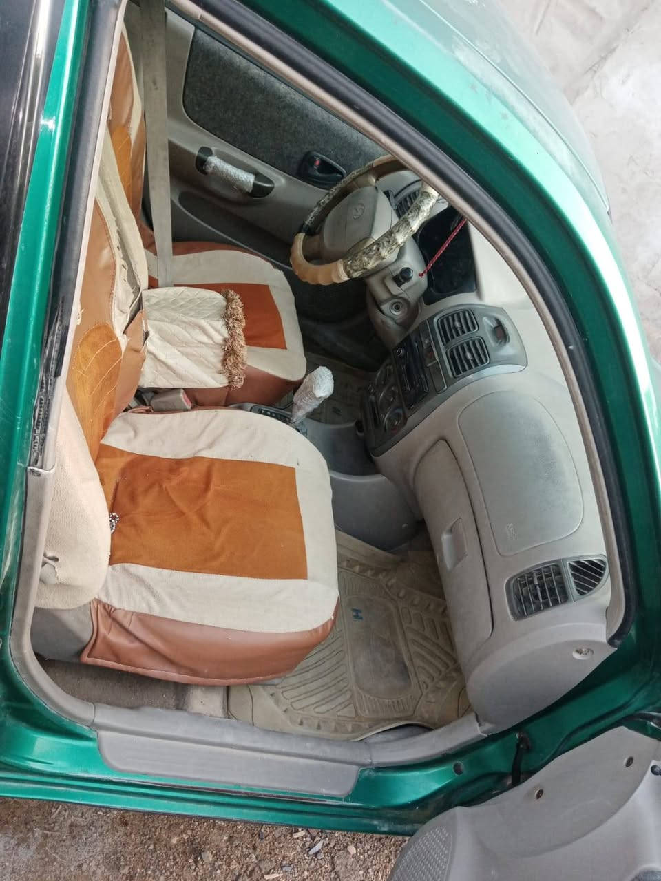 سلام وعليكم اكسنت ٢٠٠٠سياره بلاديه بدون صبغ ولاتبديل مكفولة من ضربه عده الجاملغ الأمامي طخه بسيطه جدا مكينه وكير حاويه تبريد جديد تخم تاير غرفه جديده السعر ٥٠وبيها مجال حك الجيه هزه ورقم جديد, ***********
