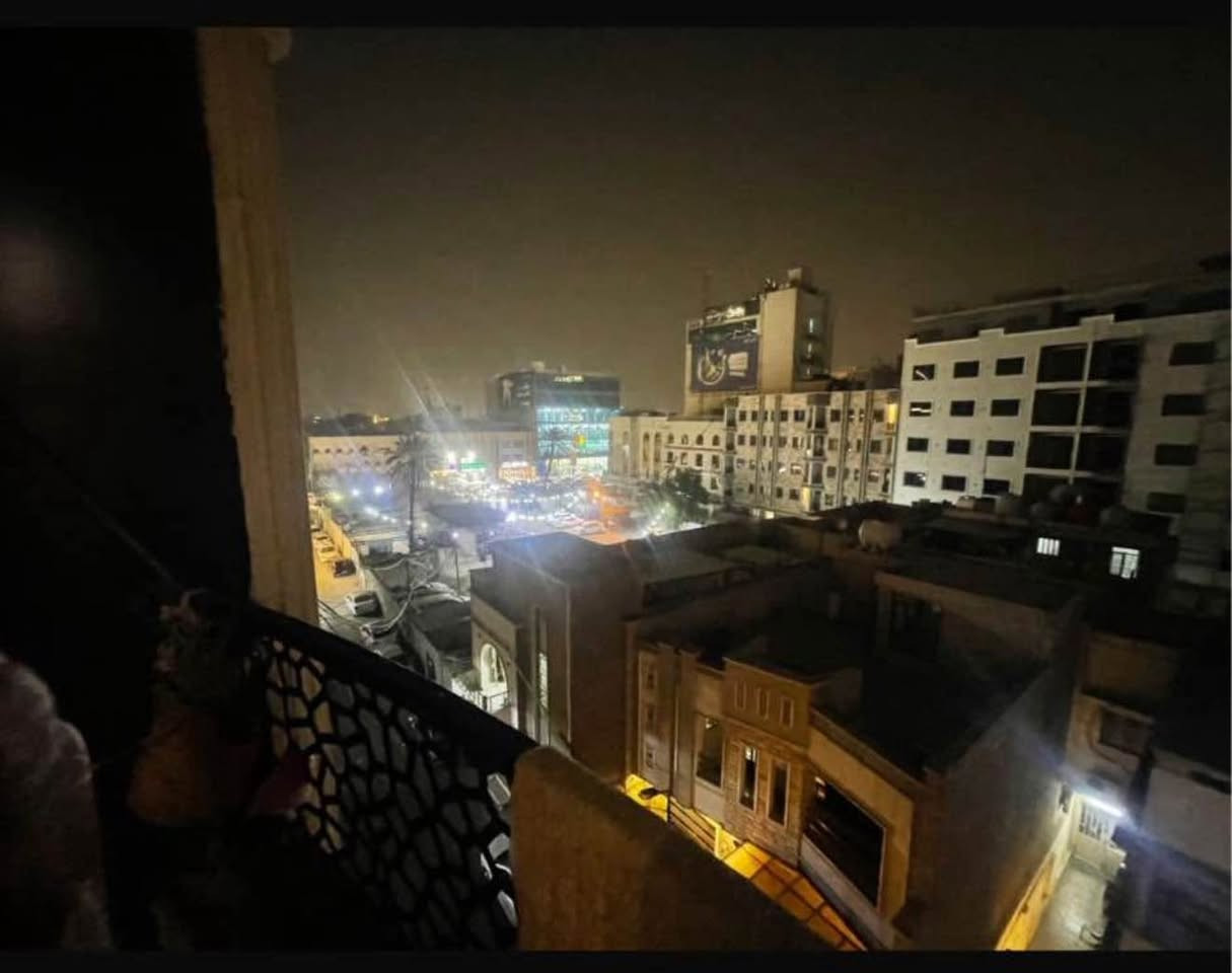 شقة مميزه للبيع المساحة 100م  غرف نوم عدد 2 الطابق الرابع البناية بناء جديد وموقع الشقه امامي مع بالكون على الشارع مع كافة الخدمات من مصاعد وحراسة العمارة تحتوي على مخرجين الرئيسي على فرع مثلجات افراح الاعظمية والثاني فرع الكوخ للاستفسار *********** وتساب بغداد, العراق
