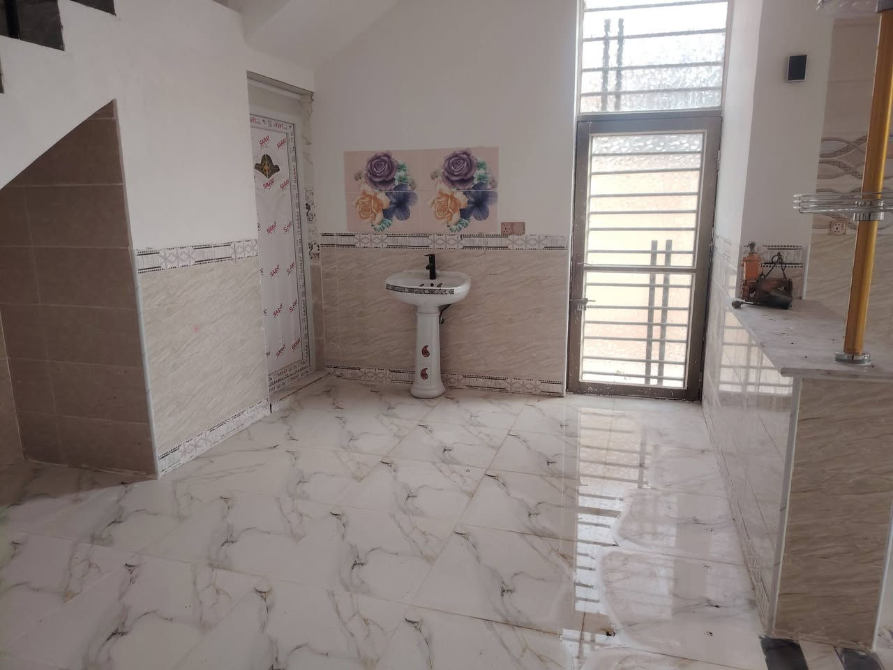 من رخصت الادمن المحترم بيت 170متر واقع حال 225 بيت جديد مامسكون بي غرفتين وصاله ومطبخ استقبال حديقه كراج المسيب حي المرتضي السعرب117 وبي مجال *********** او مراجعه مكتب دلهي مقابل مطعم عمو مهدي
