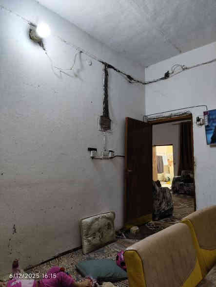 للبيع بيت ملك صرف مساحه 200 متر ركن  بحي العسكري ببت  مقابيله ساحه مربع
رباط وانتن والسكف عكاده غرفتين ومطبخ وبراني وصاله  وصحيات داخليه وخارجيه *********** سعر 110 بي مجال
