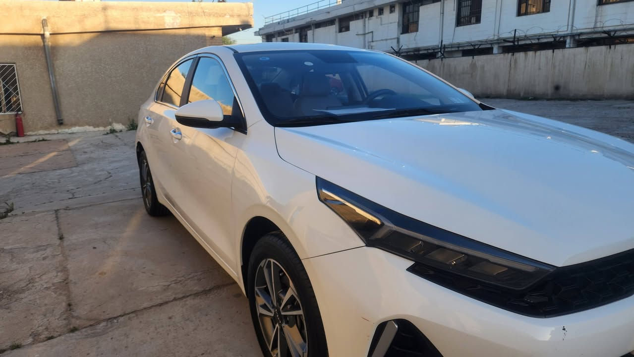 السلام عليكم K3للبيع موديل 22 سيارة مكفوله بس بيه ملاحظات ماشي 30الف تريد وكاله او تحويل سعر 130 وبيه مجال بصيط شراي يتصل على رقم *********** مكان بغداد
