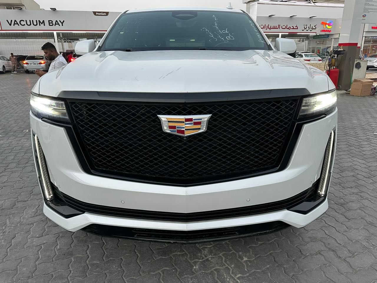 كاديلاك إسكاليد 2021 – وارد امريكي
فول مواصفات فئة إسبريسو باب أول
محرك V8 بنزين
ماشي فقط 92 ألف 
السياره بيها الجاملغ الامامي ونص من الباب ومن وصلت للعراق طلع بيها الباب الخلفيه والجاملغ الامامي الثاني صبغ يعني 4 قطع

المواصفات:

فتحة بانوراما

كشنات مساج

نظام صوت بـ 36 سماعة

سقف شامواه

شاشات خلفية

دوسة كهرباء

5 كاميرات

حساسات 360 درجة

أبواب شفط

كشنات جلد قهوائي (خاصة بفئة إسبريسو)

كيج إلكتروني

نظام جكات هيدروليك (ترفع وتنزل)

نظام صوت فاخر

والمزيد من المواصفات الأخرى

الموقع: الحله
رقم صاحب سيارة ***********
