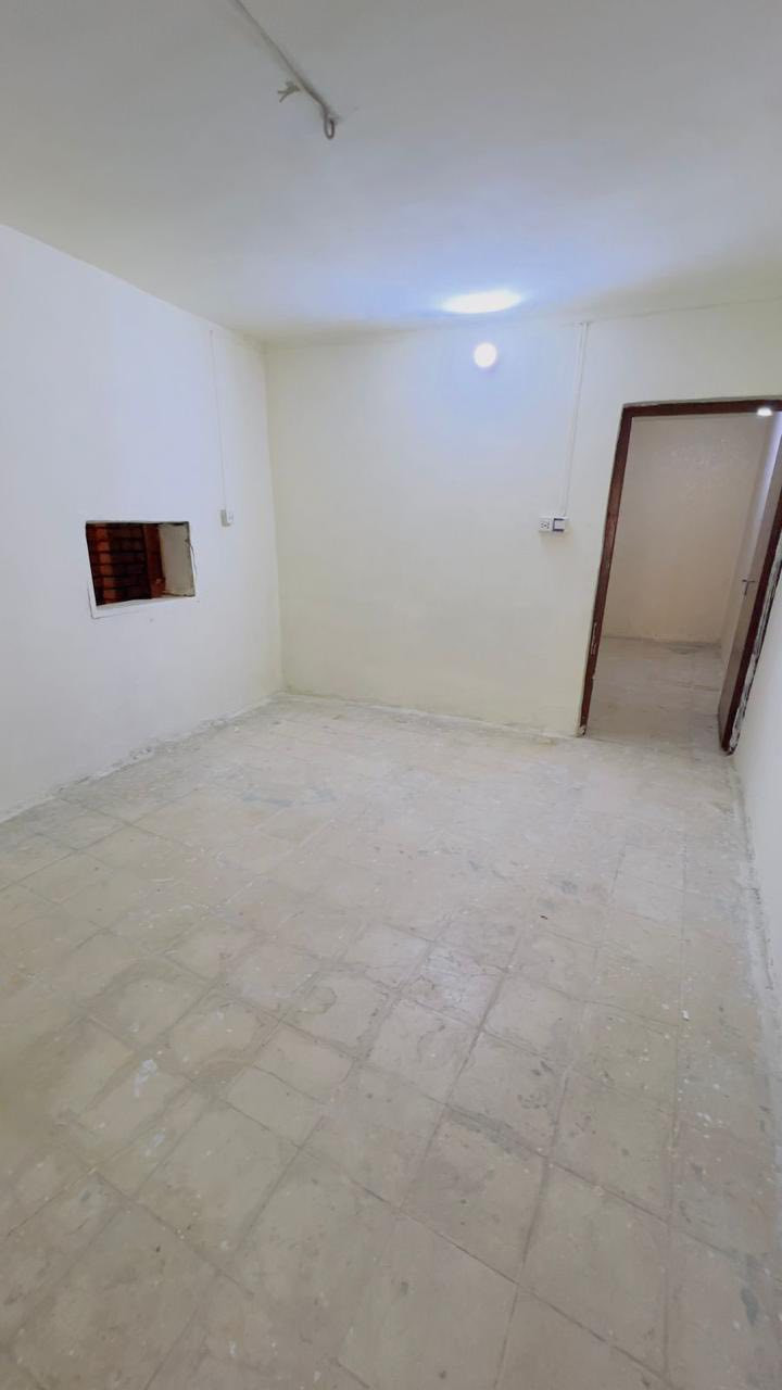 للبيـــــــع
بيت /المساحه 70 متر واقع حال 74 
ملك صرف(طابو) 
طابقين معزوله / كل طابق يحتوي على غرفه وهول ومطبخ وحمام 
الطابق الارضي مع منور 
المنطقه/ الكريعات 
للاستفسار : *********** واتساب
