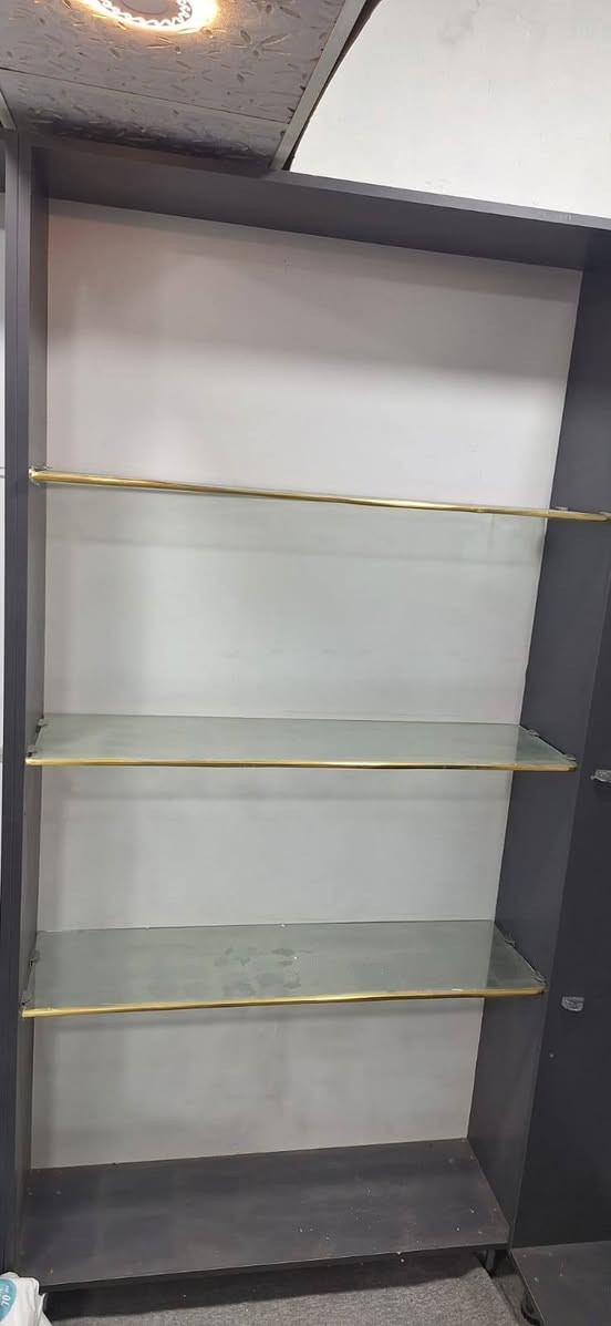 رفوف عدد ١٠ للبيع السعر ٥٠الرف وبي مجال قليل بغداد زعفرانيه ***********
