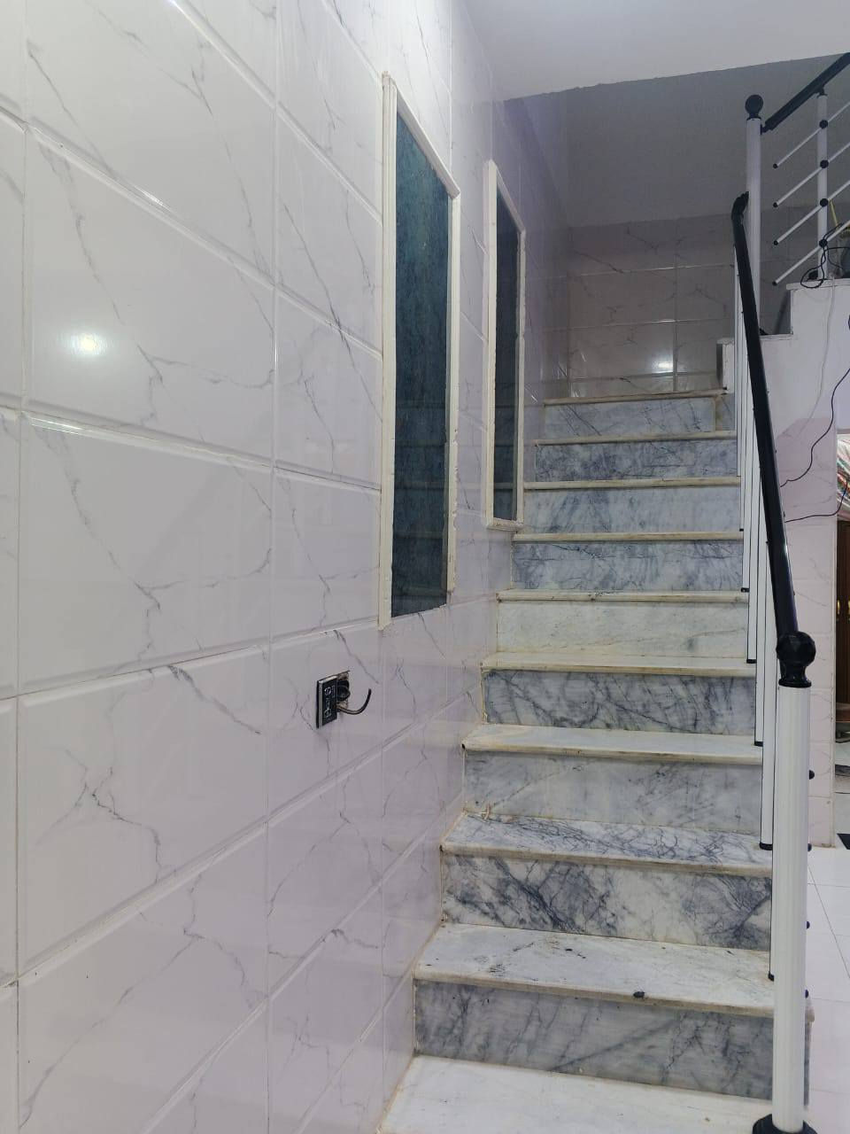 دار للبيع بالنداء شارع مجمع بيتي منطقة 83 مفتوح على شارع 60 وعلى شارع 20 مساحة البيت 100 متر طابق ونص سعر 92 مع المجال رقم الهاتف واتساب ***********
