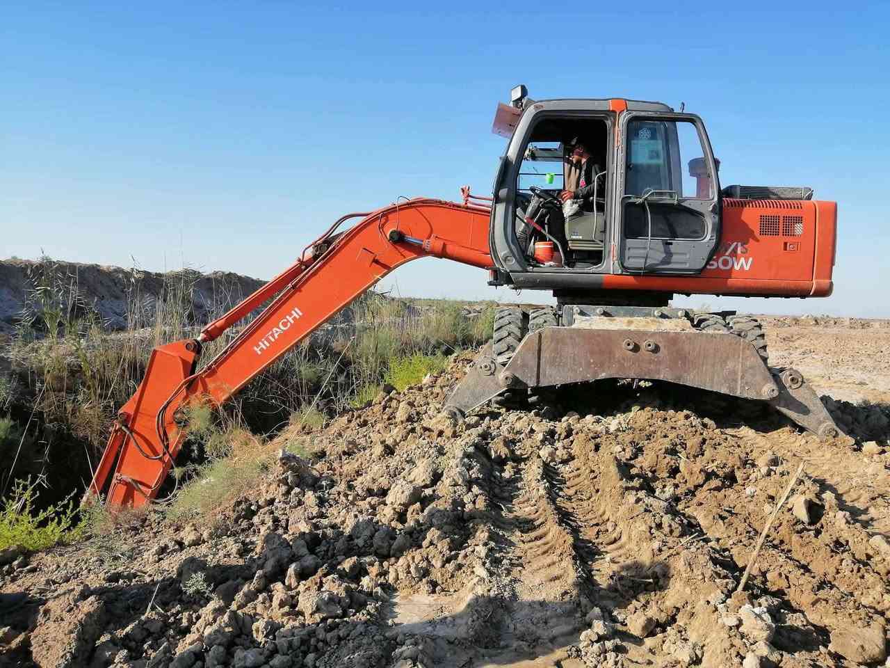 حفاره للبيع موديل 2006 جاهزه للعمل مكان بابل رقم بغداد بسمي مشتغله 16الف للستفسار ***********
