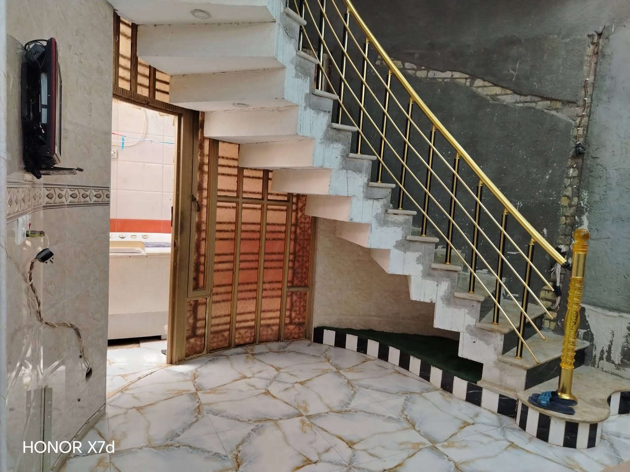 السلام عليكم
الدار للبيع:السعر 
الموقع :ابو رمانه على شارع عشرين شارع مدرسه اسيا  
المساحه:١٢٠ متر صب 
البناء طابق ونص طابو سند
التفاصيل:
الطابق االارضي:صب كونكريت مسلح 
استقبال ومطبخ بارد مفتوح ع الصاله ومطبخ حار وغرفه نوم كبيره مع مناور عدد ٣ ومغاسل داخليه وخارجيه.
الطابق العلوي:غرفه نوم كبيره مع صاله بيتونه وسطح ومغاسل. البيت مؤسس منظومه غاز. وخطين للمجاري مو خط واحد والكهرباءيات الفنر درجه اولى 
 يعنية متعوب عليه حيل  بناء شخصي وليس شغل  مقاول.
الوضع القانوني:طابو صرف بأسمي خالي من اي اشاره حجز وغير مطلوب اي قرض..  
بقيه التفاصيل  وللاستفسار على 
*********** يوجد واتساب بالخدمه
