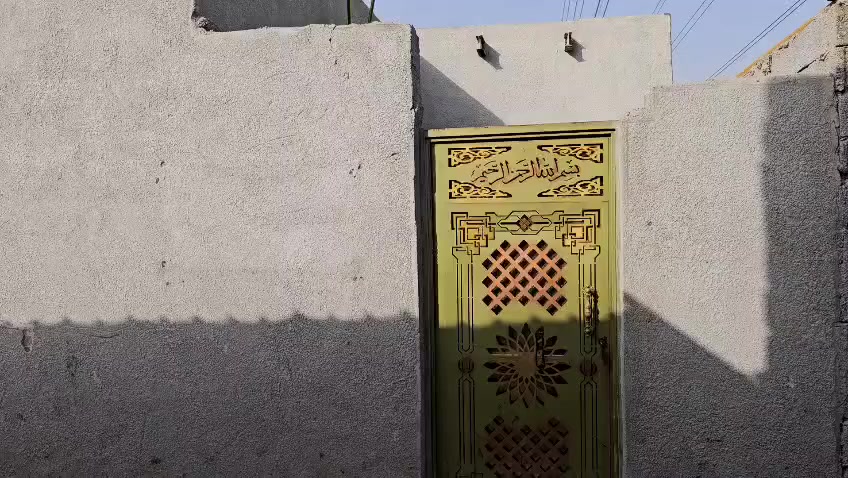 البيت للبيع      ب ١٦ مليون
مساحة البيت 60 متر مربع 
الواجهة 8 امتار والنزال 8 امتار 
بناء جديد اعكادة البيت كامل كهرباء ومي ومجاري والمنطقة حلوة وهادئه وكاملة الخدمات ما عدى التبليط وان شاء الله التبليط عن قريب 
مكان البيت بغداد الاستكشافات حي الزهراء قريب ع الضباط الثانيه للاتصال ***********
