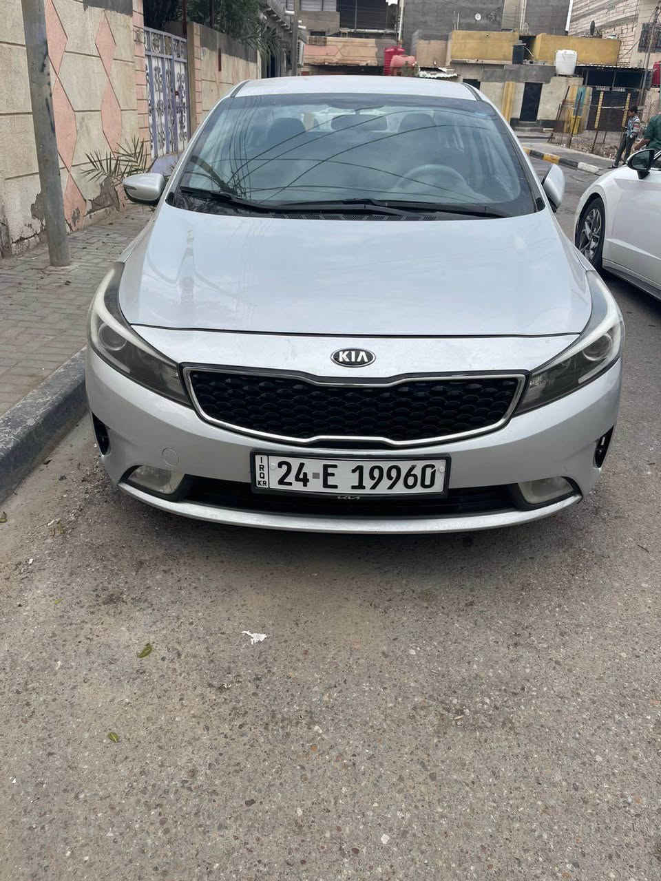 السلام عليكم سيراتو ٢٠١٧ ￼خليجي 
سيارة كفالة ضربة تبديل بيها صبغ بالصندوق قليل وبالداير خلفي قليل باقي كفالة عامة 
سنوية ل٢٠٣١ تريد وكالة تريد تحويل 
مكينة ١٦٠٠ دوش 
مواصفات عادية 
تحكم ستيرن 
شاشة اشارة بالمراية 
سيارة جاهزة تخم تاير حدادية تبريد 
ماعوزه اي شي 
سعر ١٣٢ بيها مجال شي قليل *********** البصرة, العراق
