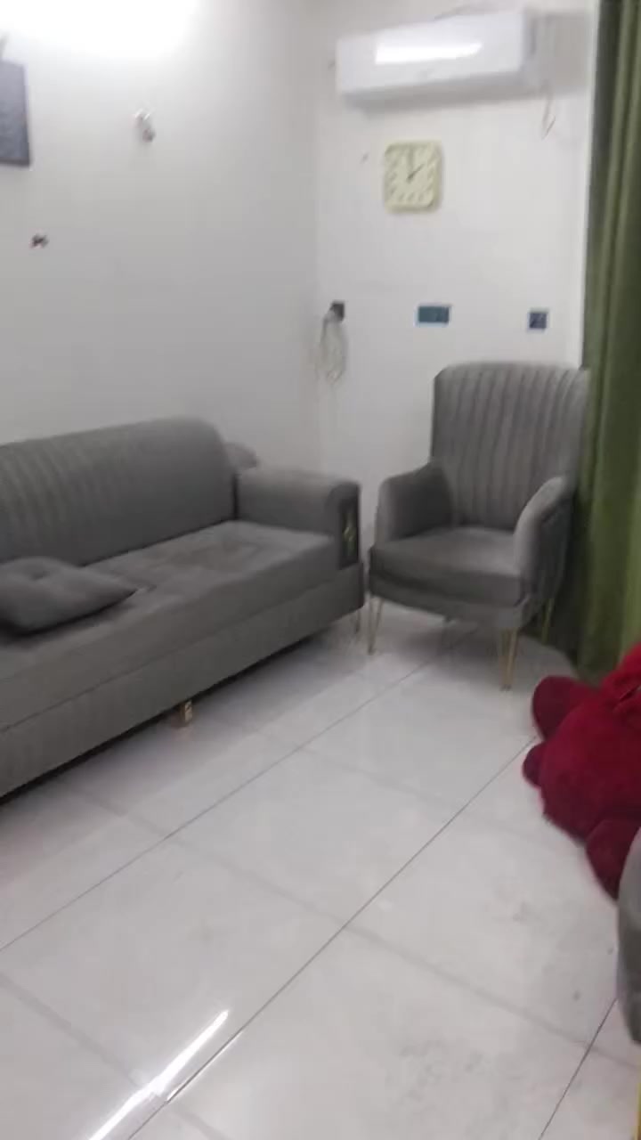 شقه جديده للايجار في حي الجامعه غرفه وصاله ومطبخ وخدمات جاهزه مفرغات وسخان وانتر كم وسكيورتي
السعر٦٥٠
***********
الرجاء اتصال فقط وعدم المراسله اوالتعليق
