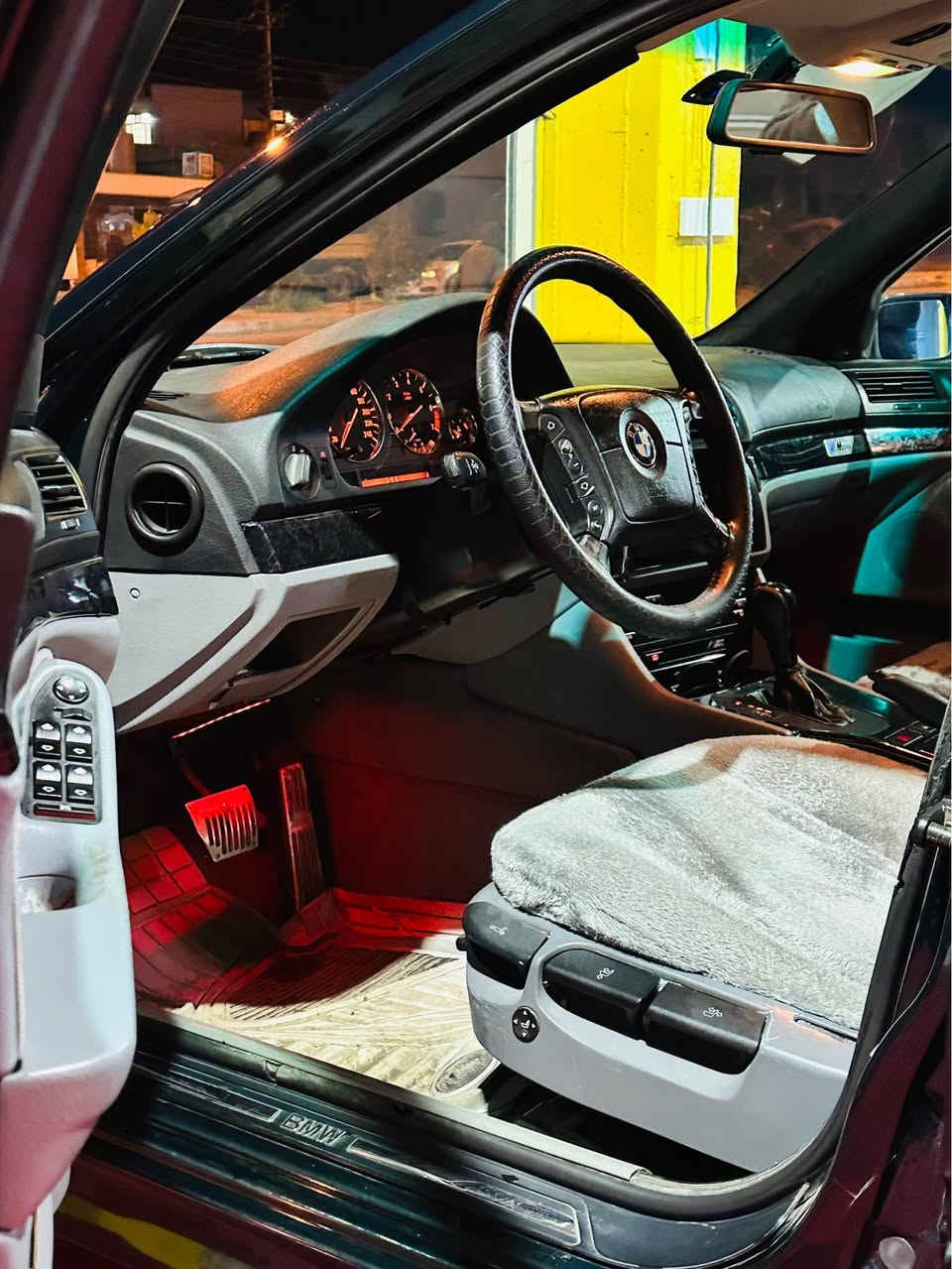 ‏523. BMW e39
مەنەفێست اصلی ابراهیم خلیل 
. موس و براوە و محور نیە 
بێ دەعم بی بۆیاخ سەقفو حیزام بەشەرت. 
گێرو مەکینە و تەبرید و کارە بای بەشەرت 
چوار تایەو ویلی. لۆک m5 
موصفات. فول فول. دەعامی پشت و پێش ئێم. 
سلایت. پەردە کارەبا. تبرید مرکەزی. 
گێچ ئەلقە. چوار جام کارە با و ئۆتۆ. یاوێنە کارەبا و دژەفول . جام فۆتۆ دژە خۆر. لایت کارەبا. لایت ئەلقە. 
تحدید سرعە. سوکان ڤۆلیۆم. شاشە ئایپاد 
هەمو گیانی لەسەر دەقی شەریکە یە. یەک دەنار مەسرەفی نیە. تازە کامل سیرفس کراوە. 

***********
*********** السليمانية, العراق
