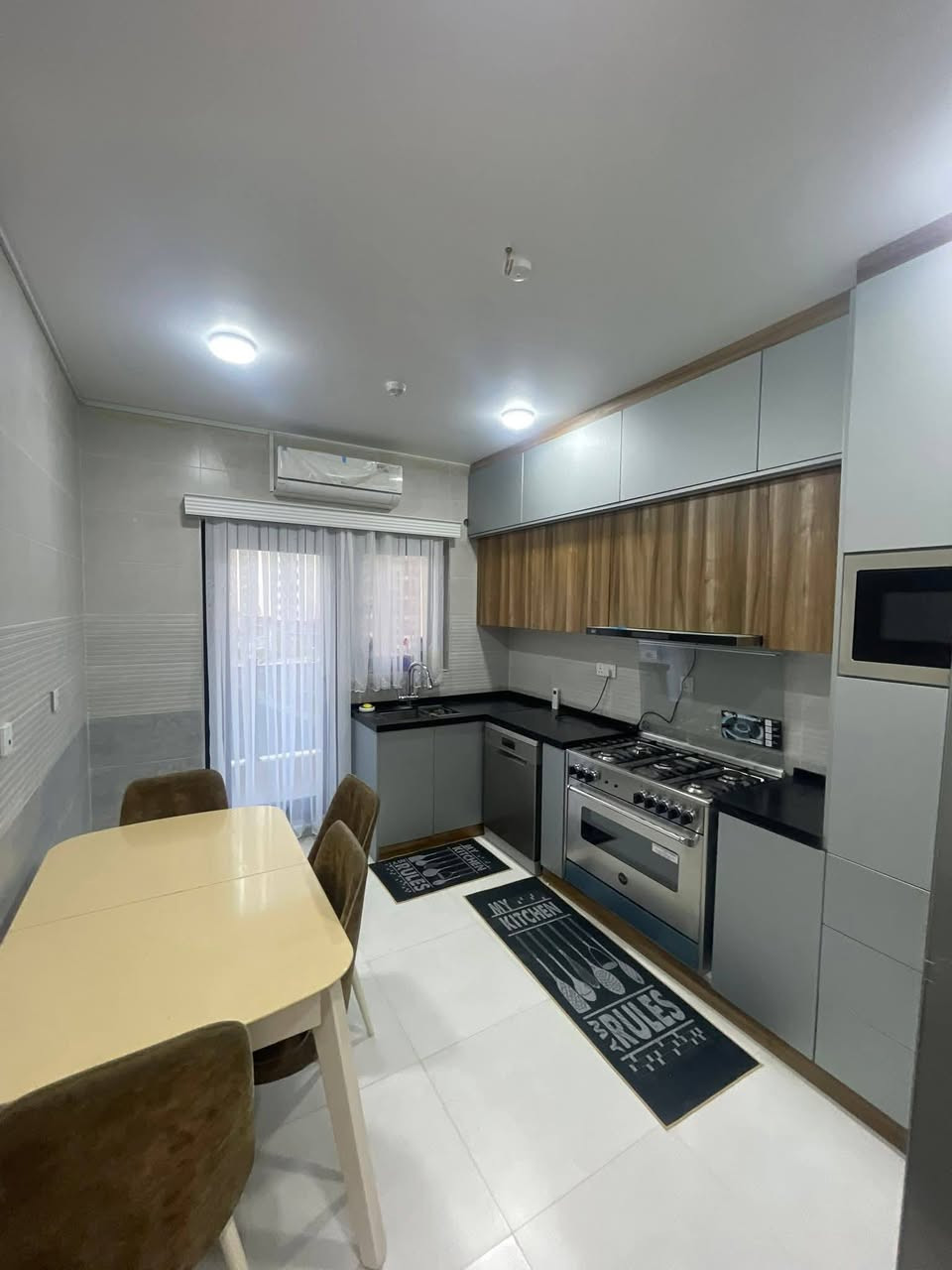 🏠 شقة راقية للإيجار - مجمع دار السلام السكني
​للراغبين بالسكن الهادئ والمريح، متوفرة حالياً شقة مؤثثة بالكامل وجاهزة للسكن الفوري بمجمع دار السلام.
​تفاصيل الشقة:
​الموقع: مجمع دار السلام
​الطابق: الرابع (إطلالة حلوة وهدوء).
​المساحة: 134 متر مربع.
​التقسيم: غرفتين نوم + صالة واسعة + مطبخ + ملحقات.
​المميزات:
​الأثاث: الشقة مؤثثة أثاث كامل وحديث (نظيف جداً) مع كافة الأجهزة الكهربائية.
​الخدمات: المجمع معروف بنظافته، الحماية الأمنية 24 ساعة، والكهرباء والخدمات مستمرة.
​المكان: الشقة مرتبة وتصميمها يخليك تستفاد من كل ركن بالمساحة.
​📍 للاستفسار ، يرجى الاتصال على الرقم:
[***********]
