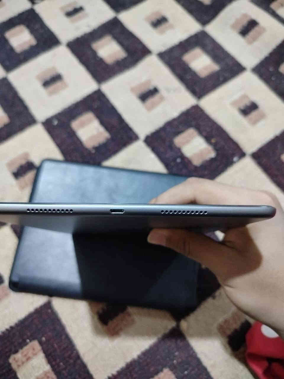 سلام عليكم ايباد برو 2017 ايباد اخو الجديد نضافته 100‎%‎ ايباد مشتري صالي شهرين وخير من الله الايباد كما موضح نضافه وزلغ مابي شرط تجي تفحص وتترحملي 
الذاكرة عملاقة =256
النضافة 100‎%‎ 
دقة الشاشة =120 هرتز حاله حال 13 و14 برو ماكس
ما مبدل بي اي قطعة وتفحص حاسبه اذا تريد 
السعر 240 الف وبي مجال للطيبين وحك الجيه 
العنوان =البصرة ابي الخصيب محيلة 
رقم الهاتف واتساب ***********
