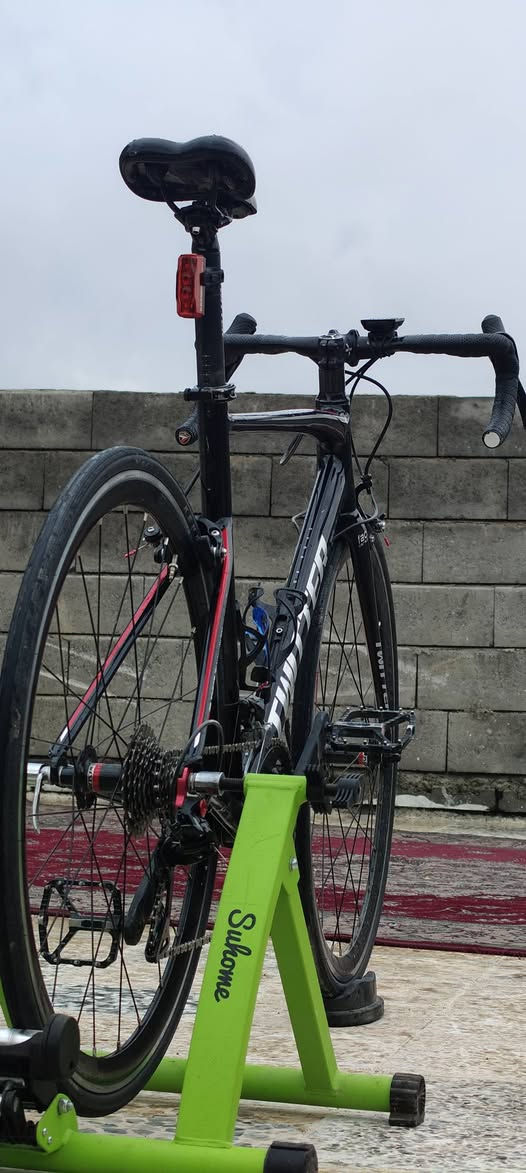 البيع دراجة Twitter Smile الاحترافية (كاملة مع ملحقاتها) 🚴‍♂️🔥
لعشاق السرعة والتميز، دراجة الـ Road المميزة Twitter Smile متوفرة الآن بحالة ممتازة وجاهزة للاستخدام فوراً!
الدراجة تجمع بين الأداء العالي والوزن الخفيف، مثالية للهواة والمحترفين الذين يبحثون عن دراجة تجمع بين الأناقة والقوة.
✅ مواصفات الدراجة:
الماركة: TWITTER (الأصلية).
الموديل: SMILE.
نوع الدراجة: Road Bike (دراجة طريق).
الحالة: نظيفة جداً (كما موضح في الصور) وصيانة دورية.
الهيكل (Frame): تصميم إيروديناميكي خفيف الوزن مع لحامات مخفية ومظهر انسيابي جذاب.
🎁 العرض يشمل إضافات مجانية:
قاعدة التمرين/التثبيت (اللون الأخضر): مفيدة جداً لتثبيت الدراجة أو التمرين المنزلي.
حامل مطرة الماء (الزمزمية): راكب وجاهز للاستخدام.
📍 الموقع: [الموصل الصلاح دورت اليرموك هنا]
💰 السعر: [600الف   للتفاوض البسيط للجادين)
📞 للتواصل: [*********** هنا] أو عبر رسائل الخاص.
