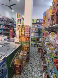 ماركت للبيع بغداد للحسينية الراشديه مدخل الحمل  تحتوي على ١٢ عارضة برا...