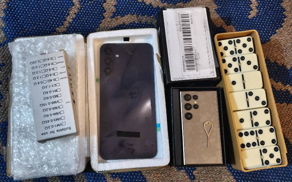 موبايل مصغر شغال و2 سيمكارت
ام بي ثري ومايك
بلاجكتور طاقة شمسية
ضهر موبايل وكيويلات فيب ودومنه
درون ام الكامره وتربط على الموبايل 
كوب يتغير بلحراره
التواصل واتساب 
‏‪***********‬‏ كربلاء, العراق
