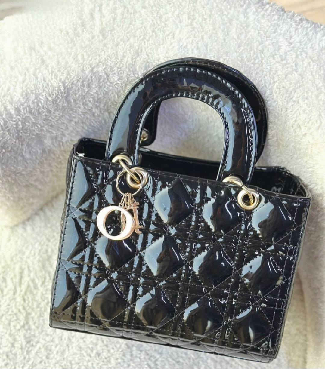 #جديد_علي_باريس✔️
حقائب نسائي Dior كوالتي عالي  وسط وكبير...شي راقي...
#السعر_13_الاف_فقط
#العنوان_السوق_الكبير_مقابل_ازياء_الحاج_ممي_مقابل_ابودعاء_للفرفوري


**إذا كنت صاحب هذا الإعلان وتريد حذفه لأي سبب، رجاءا أرسل رسالة إلى الدعم الفني**