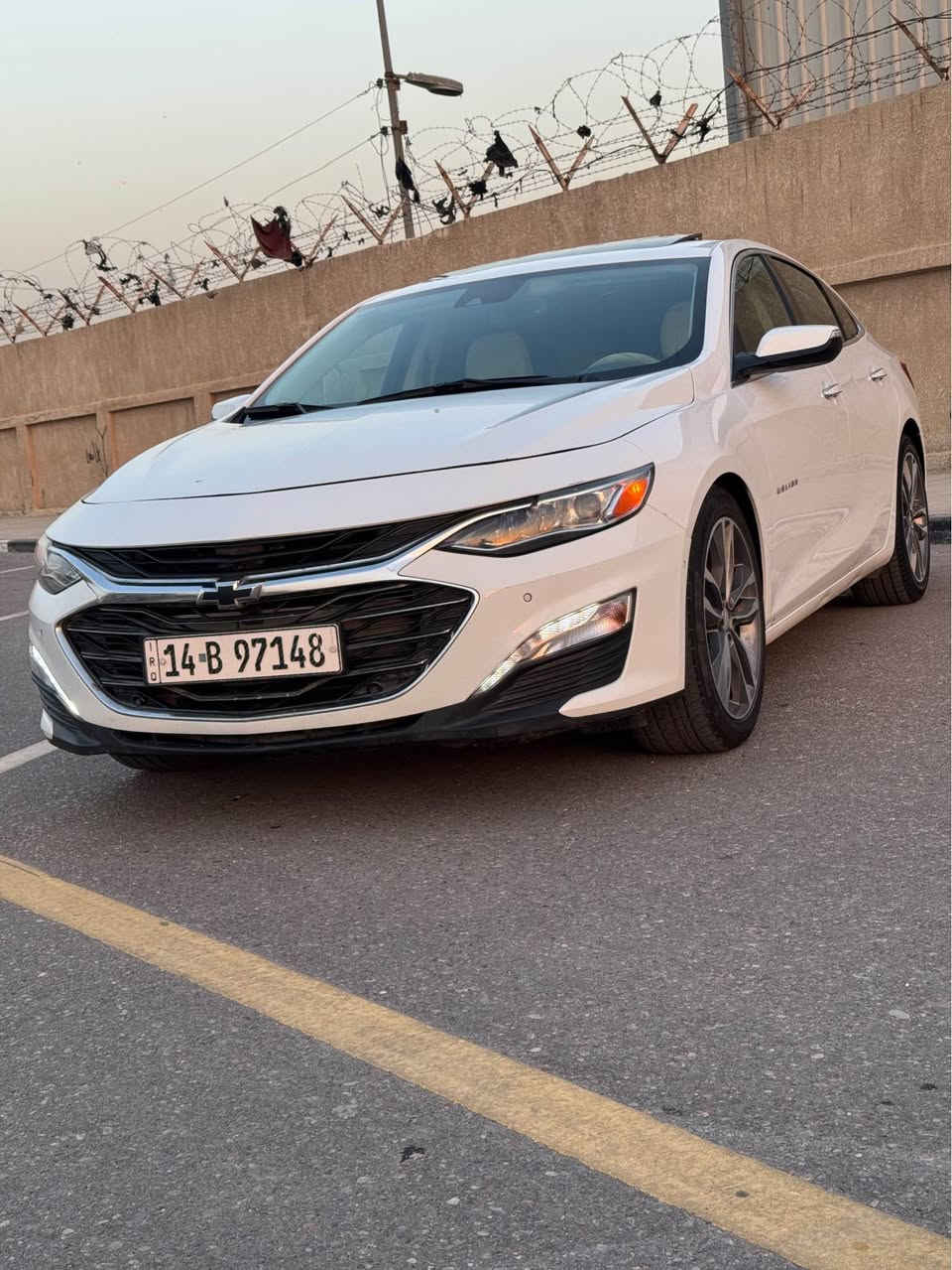 السلام عليكم
للبيع او المراوس 
ماليبو بريمير 2022  #PREMIER 2.0T 

محرك 2000 توربو  
4 سلندر سياره كلش قويه 
ناقل حركة أوتوماتيكي 9 سرعات. 
ماشيه 92 الف كيلو 
نظام دفع أمامي
مقاعد جلدية كهربائي للسائق والراكب
وخزن ميموري 1.2.3
فتحة سقف كهربائية بانورامية 
نظام صوتBoss
تبريد وتدفئة جميع المقاعد حتى الخلفي 
تدفئة ستيرن
كاميرا خلفية
نظام دخول وتشغيل عن بعد. 
مري قلاب
مراقبة ضغط الإطارات
وسائد هوائية متعددة.
رادار امامي و جانبي
حساسات خلفيه اماميه 
اوتو ستوب 
اوتو بارك 
 البريمير معروف بل مواصفات 
حادثهاا موضح بالصور تبديل بنيد وجاملغ وبيهاا طختين بالدوسه صفحة السايق 
كير مفتوح 
والباقي كفاله رقم بصرة معوقين 
السعر 165 وبيهاا مجال للأستفسار واتساب او اتصال *********** البصرة, العراق
