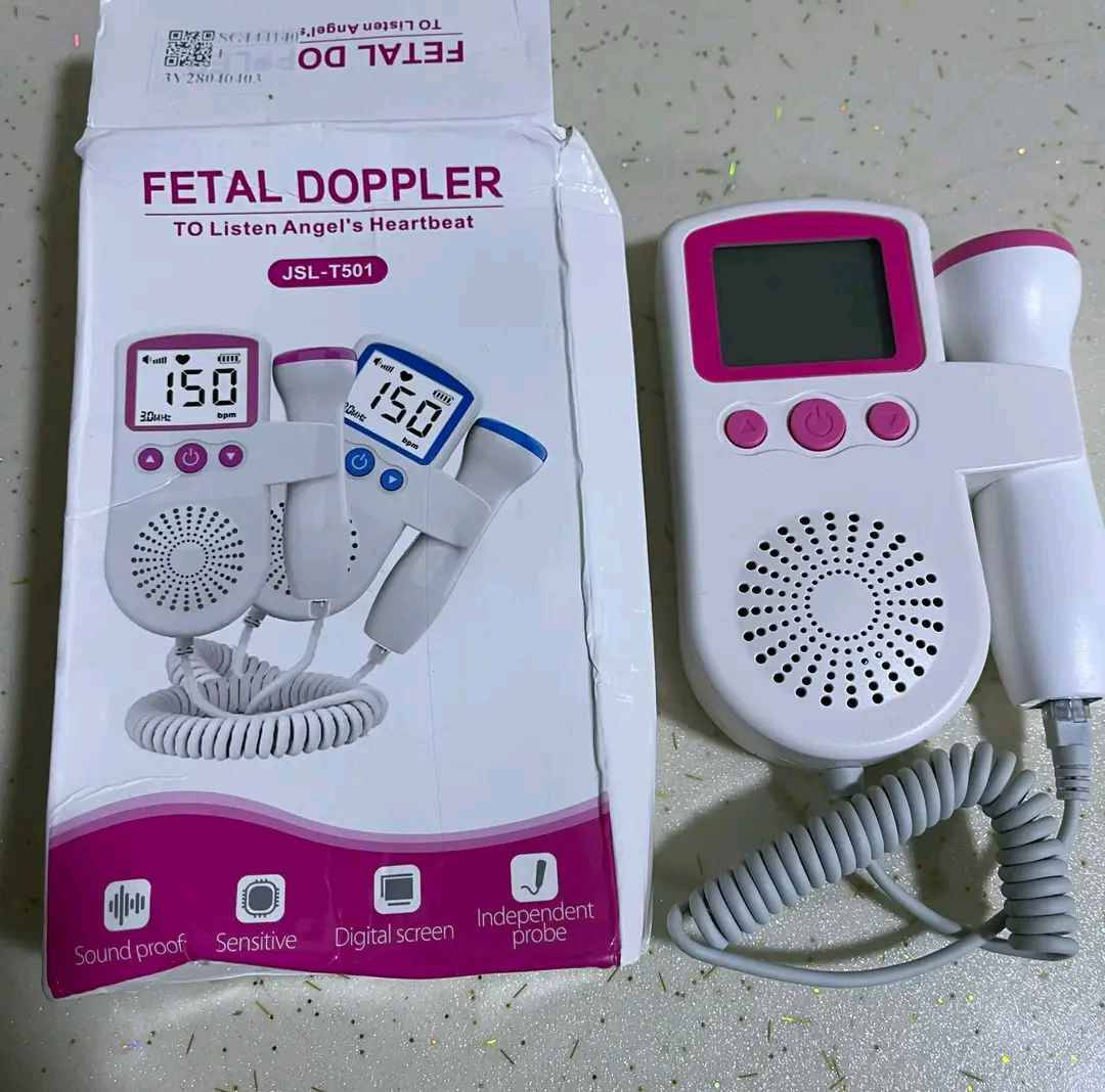 عيشي أجمل لحظات الأمومة وأنتِ في منزلكِ. هذا الجهاز يمنحكِ الراحة النفسية والقدرة على سماع نبضات قلب جنينكِ بوضوح تام وفي أي وقت تشائين، دون الحاجة لانتظار موعد الطبيب.
أبرز المميزات التي تجعله المفضل لدى الأمهات:
• شاشة LCD كبيرة وواضحة: تأتي بحجم 4.5 سم لعرض معدل ضربات القلب (BPM) بشكل دقيق وسهل القراءة حتى للأمهات اللواتي يعانين من ضعف النظر.
• سماعات صوت نقية جداً: يتميز الجهاز بصوت نبض جنين واضح وقوي (Clear Fetal Sound)، مما يجعلكِ تشعرين بوجود طفلكِ بجانبكِ.
• مجس (Probe) عالي الحساسية: مسبار بالموجات فوق الصوتية كبير وحساس للغاية لنقل نبضات قلب الجنين بدقة وسرعة.
• تصميم مقاوم للماء: المجس حاصل على تصنيف IPX1 لمقاومة الماء، وهو متين وقابل للفصل لسهولة التنظيف والاستبدال.
• جودة طبية (Medical Quality): مصمم بمعايير طبية لضمان قياس آمن وبدون أي ضغوط أو قلق أثناء فترة الحمل.
• استهلاك منخفض للطاقة: يعمل بكفاءة عالية مع استهلاك قليل للبطارية ليدوم معكِ طويلاً.
طريقة الاستخدام بكل سهولة:
1. التشغيل: قومي بتشغيل الجهاز من الزر المخصص.
2. الجل: ضعي كمية مناسبة من الجل الخاص على المجس (أو البطن) لضمان وضوح الإشارة.
3. البحث: حركي المجس ببطء على منطقة البطن حتى تجدي موضع قلب الجنين وتسمعي النبض بوضوح. كركوك, العراق


**إذا كنت صاحب هذا الإعلان وتريد حذفه لأي سبب، رجاءا أرسل رسالة إلى الدعم الفني**