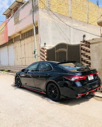 تويوتا كامري 2022 فول مواصفات XSE امريكي اللون اسود بلاك توب منافذ شحن...