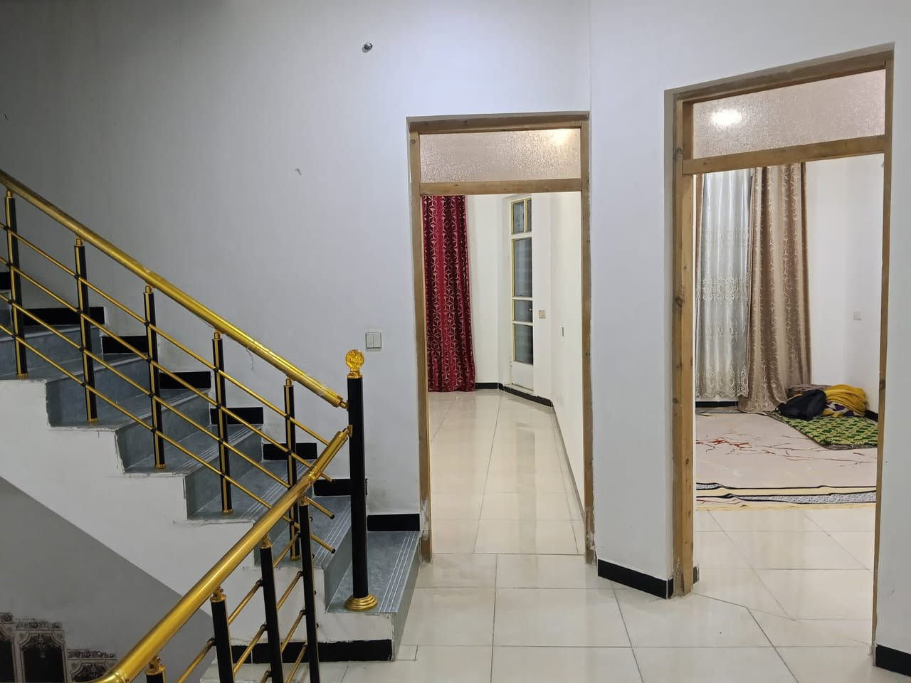 150متر للبيع
بناء 🏗️درجه اولى 
سنة البناء🏗️ 2025
الطابق الاول صاله  ومطبخ وغرفه  وحمام 🚾
الطابق الثاني 3 غرف نوم مع حمام 🚾
حي الجهاد ديوان المخابرات 
***********
