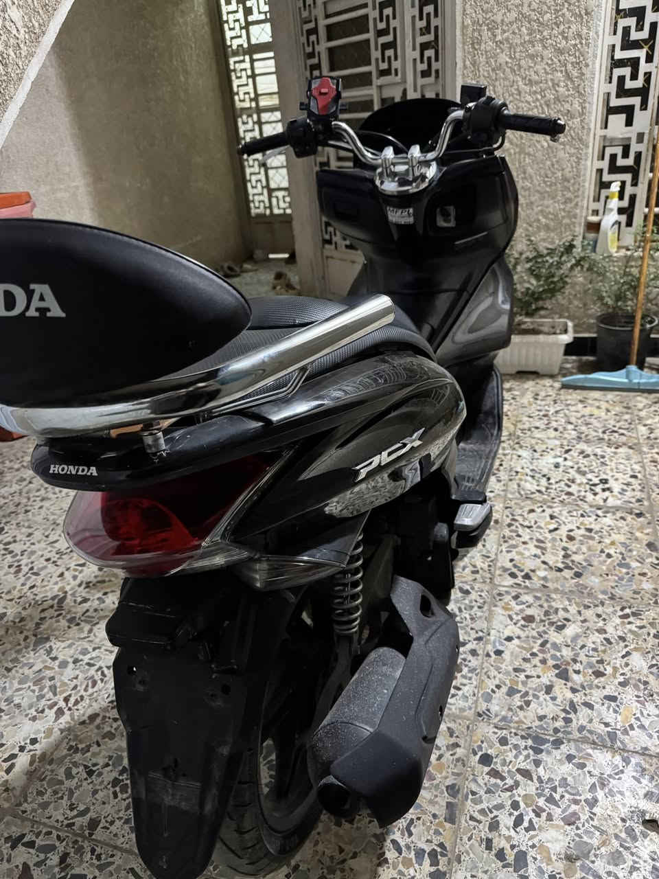 سلام عليكم PCX جيل اول ياباني
مكفوله من التاير للتاير شرط كفر ومكينه بلادي
مكينه 125 ☑️ 
حساس زدحام ☑️
حساس ستان ☑️ 
مابيه اي نقص شرط المكينه اذا مفتوحه ترجع الدراجه السعر11 وبيه مجال
مكاني الامين الثانيه رقمي *********** ماسنجر ممتواجد
