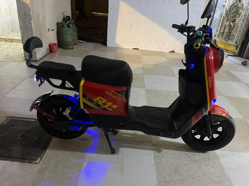 السلام عليكم دراجه شحن R11للبيع مديل 2025 اخت الجديده كفاله عامه مصروف عليه هواي الدراجه مدكر رياضي وفلاتر ماشادهن وموجود المدكر ماله لاصلي تايرات توني شادهن كلشي شغال بريكات 2 شغالات ودبلات خلفي امامي بحاله جيده ولايتات عالي ناصي واشابر كل غراضه موجوده الدراجه بعده جديده مابيه لاكسر ولا شي السعر 575وبيه مجال عنواني البصره الجمعيات رقمي ***********
