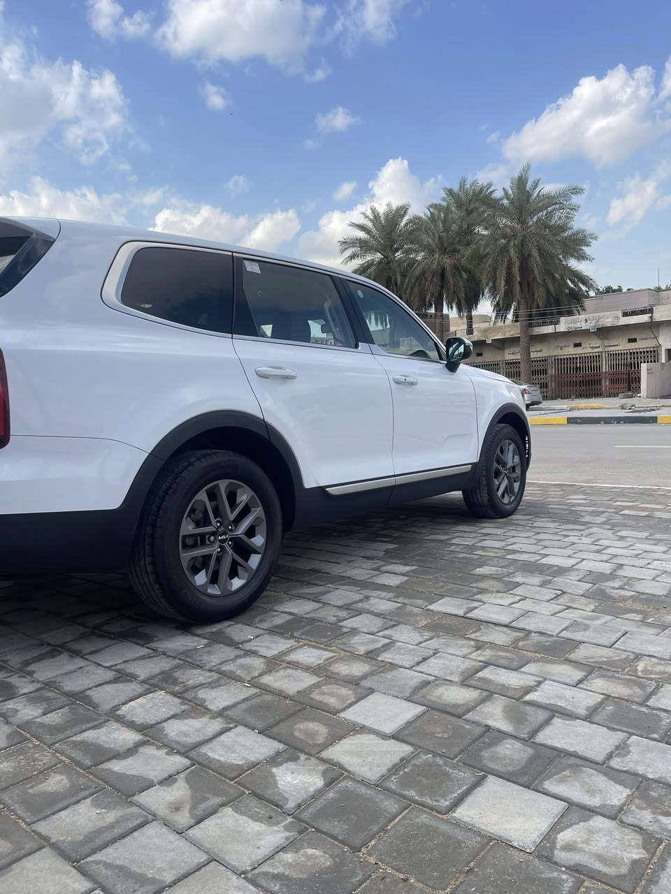 كيا تولورايد موديل 2024 امريكي 
ماشية 33 ميل 
مواصفات 
بصمة 
كشنات جلد وكهرباء 
سايد بريك بصمة 
الضرر موضح بالصورة مع السونار 
السعر 270 $ 
رقم الهاتف ***********
