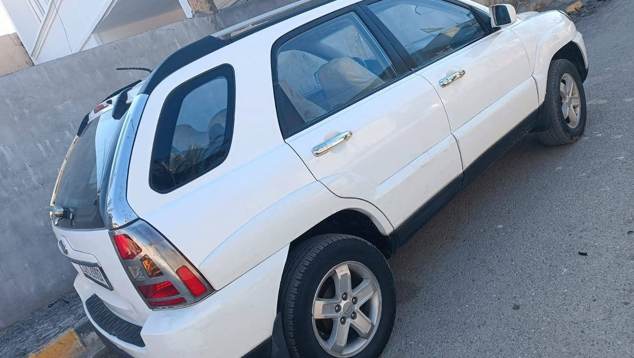 سبورتج 2010 خليجي فول مواصفات
محرك 2000
سيارة جاهزة للاخير 
محرك كير مكفولات 
تبريد وتدفئة شغالات
شاشة وكامرة 
شاشات تجاوي
فتحة سقف 
بيهة صبغ 4 قطع 
ضرر جامرلغ السايق والبنيد امبدل بلادي نفس الون
السعر 105 وبيهة مجال بسيط 
مكاني ديالى خان بني سعد 
***********
