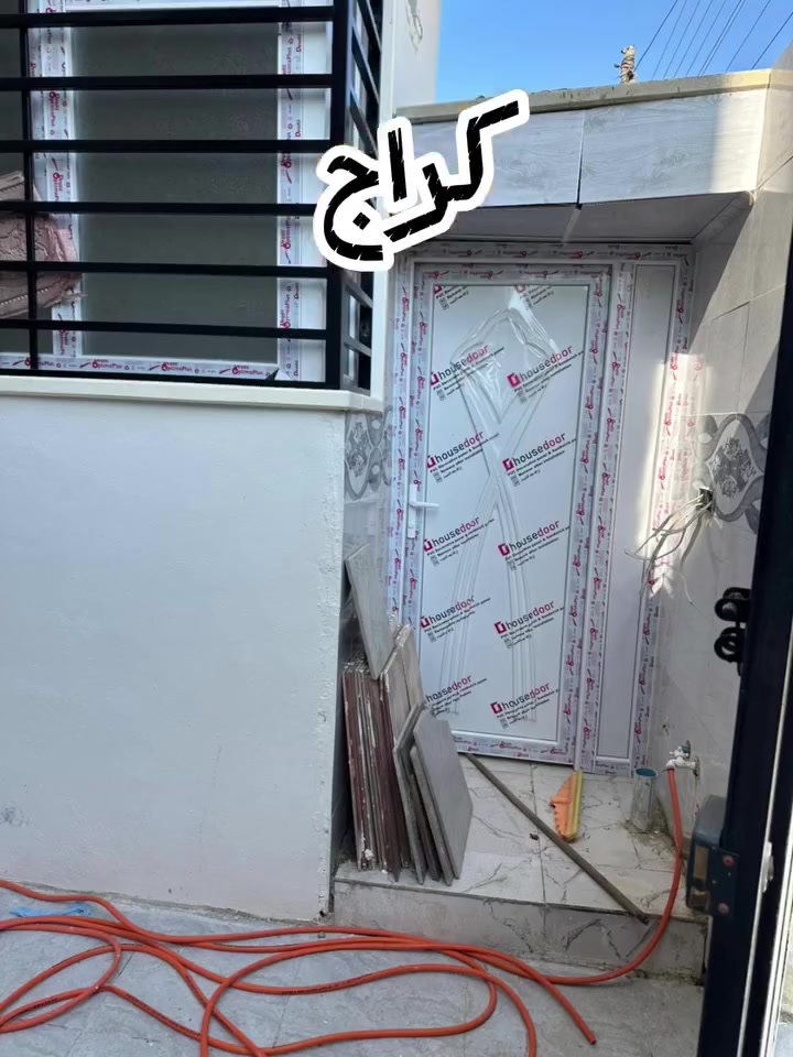 الدار للبيع مساحه ١٠٠ متر طابق ونص بناء حديث الموقع حي سومر قريب على السوك سند ملك صرف السعر ١٠٥ مليون وبي مجال التصال ***********
