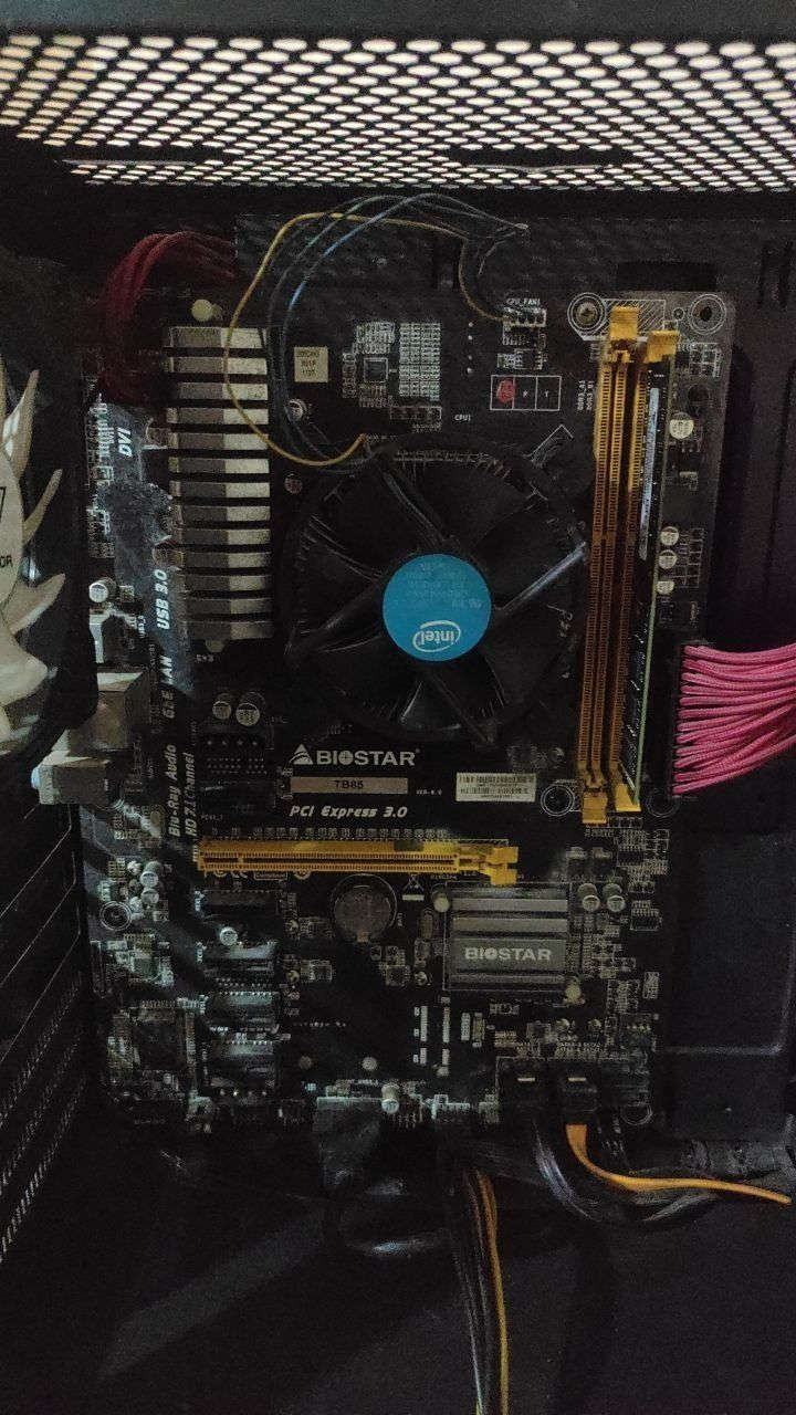 مذربورد Biostar يدعم DDR3، وحدة من السلوتات مال الرام ما تشتغل، بس الباقي كله يشتغل ما بي شي.
ويا معالج Core I7-4770 يشتغل بشكل ممتاز،حرارته ما تعبر ال65،مبدل له معجون حراري

كارت شاشة GTX970 نسخة Strix، الي هي أحسن نسخة منه، حاولت اجرب عليه benchmark بس ما صار، دائماً يفصل، ابيعه وياهن على حالته.

السعر 120 وبي مجال


**إذا كنت صاحب هذا الإعلان وتريد حذفه لأي سبب، رجاءا أرسل رسالة إلى الدعم الفني**