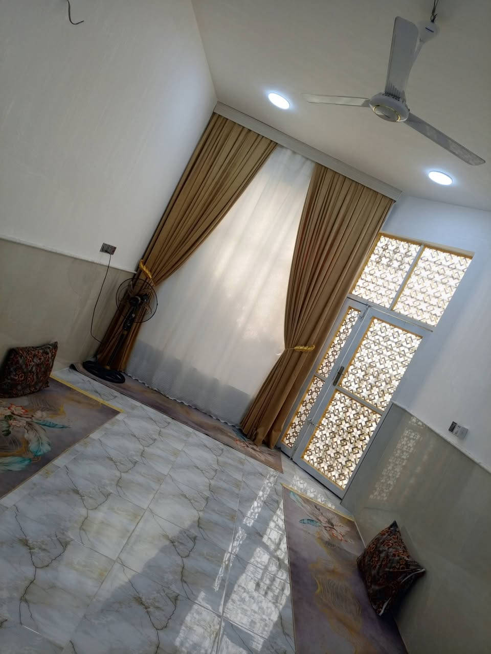 السلام دار للبيع مساحه 125م طابو زراعي قرار 25 بناء حديث بناء كله درجه اولى قرب سيطرة الالبان اول فرع كامل خدمات السعر 53 وبي مجال
***********
***********
