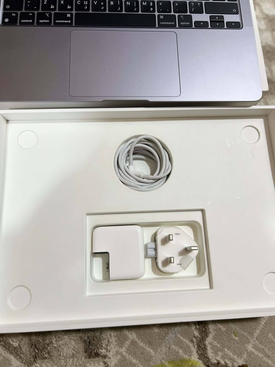 السلام عليكم 
لابتوب ابل MacBook Air M1 استخدام اسبوع فقط نظافه شوفت عينك كفاله عامه ملحقات كامله وي كارتونه
ذاكره 256 ورام 8 السعر 700 وبيهه مجال للاستفسار ***********
