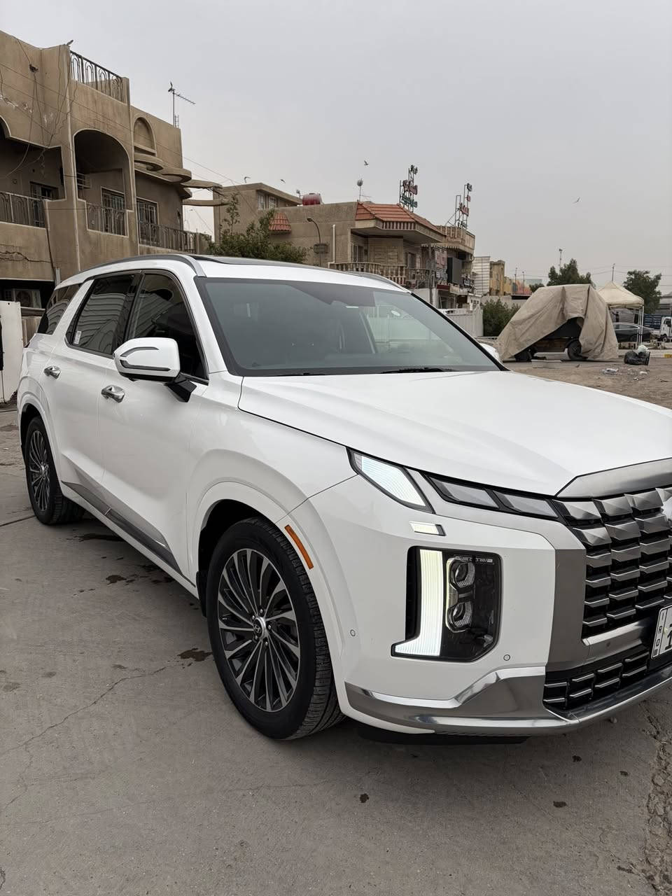 السلام عليكم للبيع هونداي بلسايد موديل 2023 كلكرافي اعلى فئة فول مواصفات 
تتدفئة وتبريد المقاعد 
كشن منفصل 
كشن الساىق مساج 
تتقدم وترجع عن طريق البصمة 
مقاعد الاخيرة كهرباء وتبريد 
رادارات وتحديد مسار السيارة بيه هواية مواصفات واكيد تعرفوه
السيارة مكفولة كفالة عامة من كير ومكينة وبدي حادث السيارة تقرير مياه امطار 5% ومؤشر بأخير صورة خط احمر للدوسة وتقرير امريكا تعمل وتسير وشرط السونار 
السيارة ماشية 33 الف ميل 
مكان السيارة بغداد المنصور 
للاستفسار ***********
