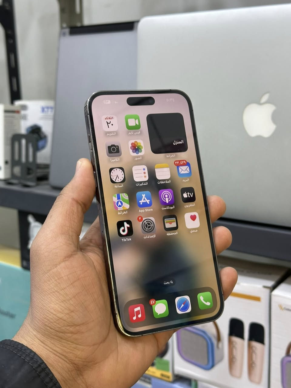متوفر ايفون 14 برو ماكس مكفول كفاله عامه ماستر شرق اوسط مع الكارتون والكيبل الاصلي والشاحن الماستر فول نضافه اصلي ميه بالميه غير مصلح غير داخل صيانه بطارية 86 ذاكرة 256 
للتواصل خاص 
او على اتصال او واتس اب ***********
الرفاعي شارع الموبايلات
