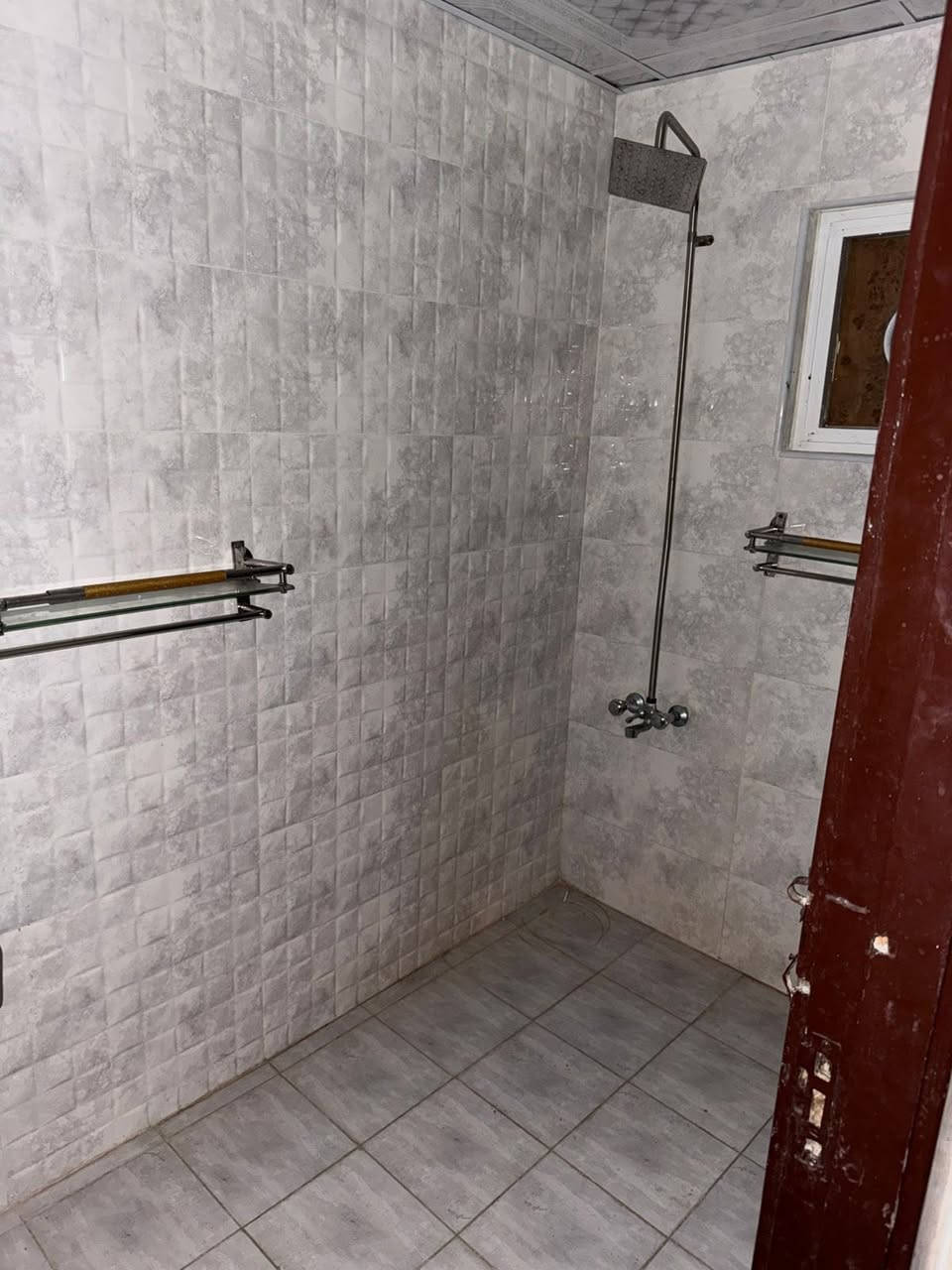 #للايجار_______في_____السيديه

مكتب عبدلله الرفيعي 

شقه في مجمع  5 مساحه  150 متر 

تتكون من

ثلاث غرف نوم مطبخ صاله خدمات صحيه عدد 2 كراج وحديقه

#الايجار 850

للاستفسار الاتصال على الارقام التاليه

***********

***********
