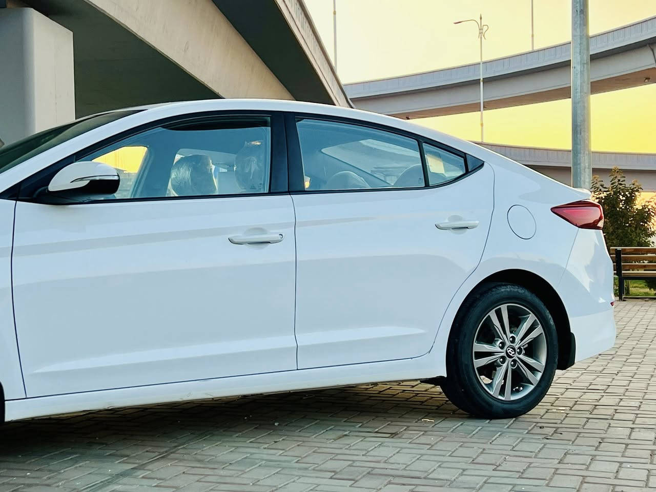 السلام عليكم
النترا سوبر خليجي ٢٠١٨ 
 محرك ٢٠٠٠ دوش
شاشة كبيرة 
مري شفط 
ويل كب 
قطعتين تبريد
داخل صاج
كشن جلد
جام كهرباء
ماشيه ١٢٩ كيلو حقيقي
بارد اصبع بحلك البنيد 
كفاله من الصبغ والتبديل كفالة عامة 
محرك وكير وصدر كفالة عامة 
وضع الشركه السيارة
برغي ماتخلي عليها
مكانها صلاح الدين قضاء الدور 
السعر ١٦٥ وبيها حك الجيه
***********
مامتواجد عالفيس
