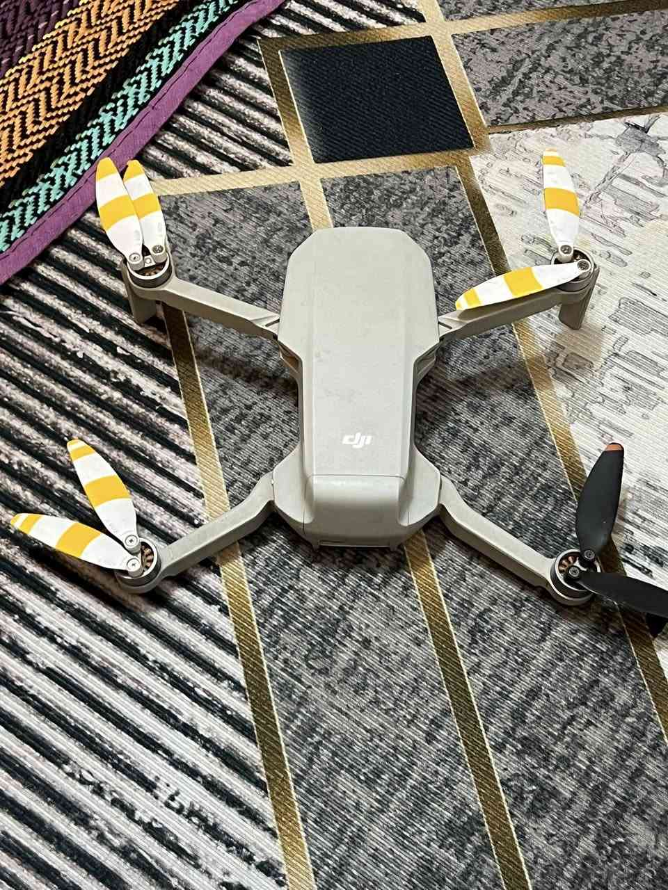 درون مني 2 لدرون نضيفه شغلهه حلو ملحقات كامله بطاريات عدد3 شراي يطب سعرهه 550 وبيه مجال مكاني البصره يوجد توصيل  ***********راسني واتساب وانه خادم
